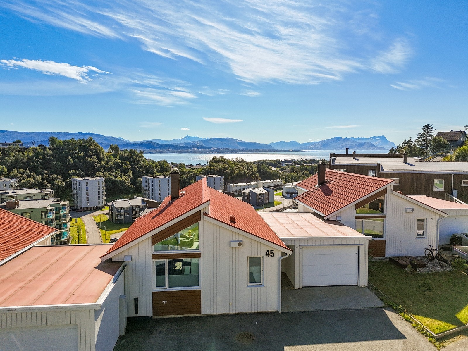 Gode parkeringsforhold med garasje og asfaltert innkjørsel - Det er etablert lader for elbil Galleribilde