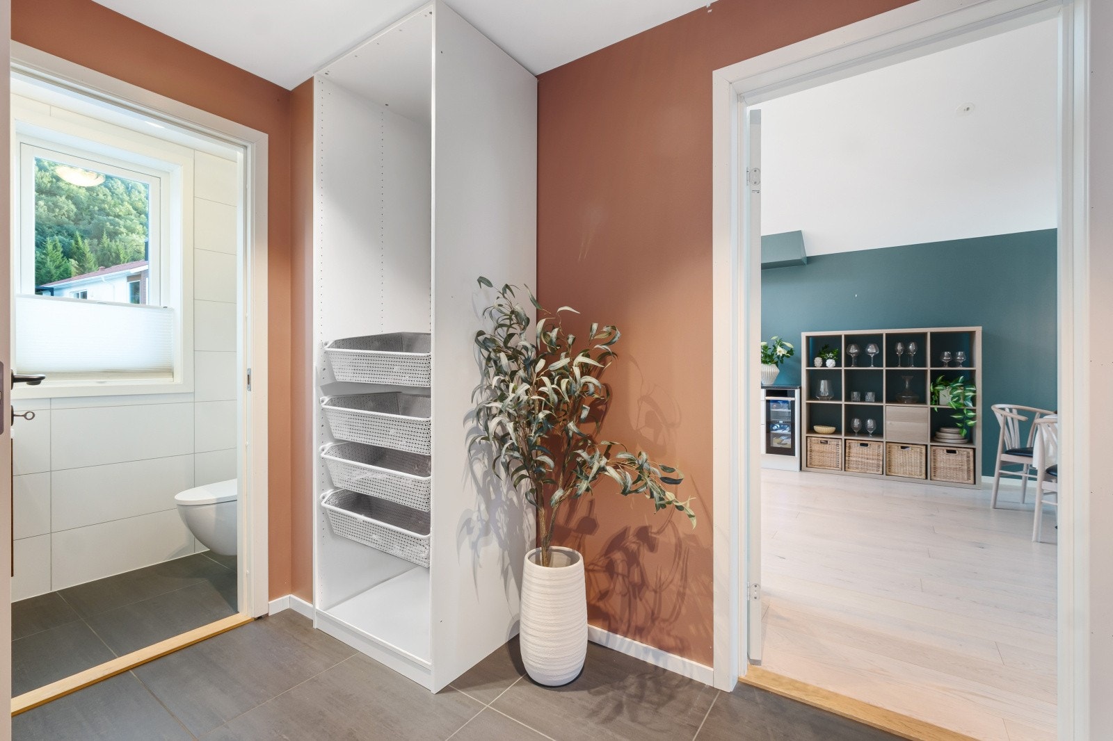 Herfra har du tilgang til toalettrommet og videre inn i stue/kjøkken Galleribilde