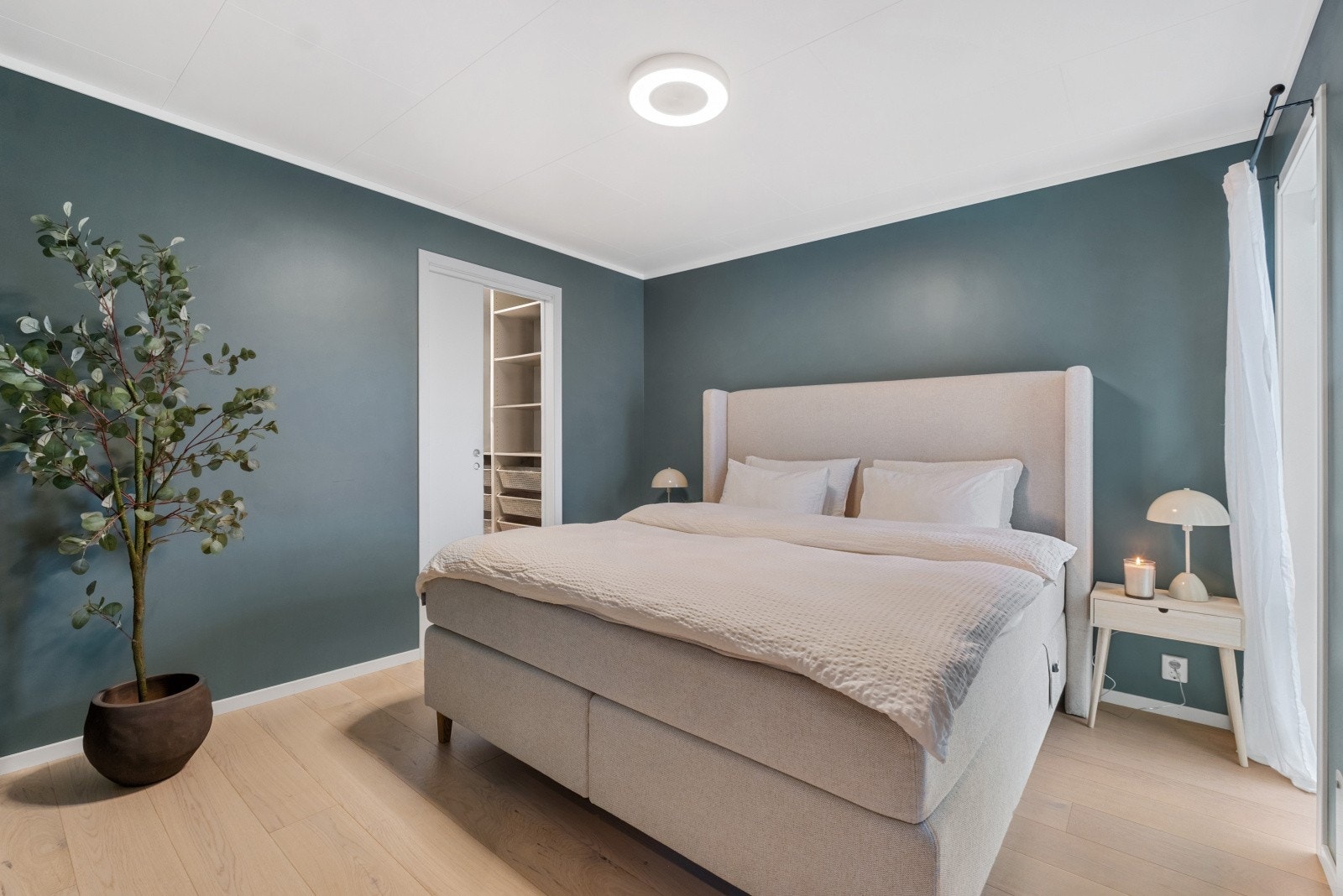 Soverom I - Innenfor hovedsoverommet finner du bod utstyrt med garderobesystem Galleribilde