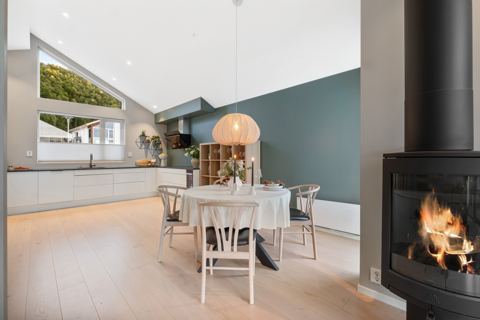 Spisestuen er praktisk plassert like ved kjøkkenet og det er god plass til spisebord Galleribilde