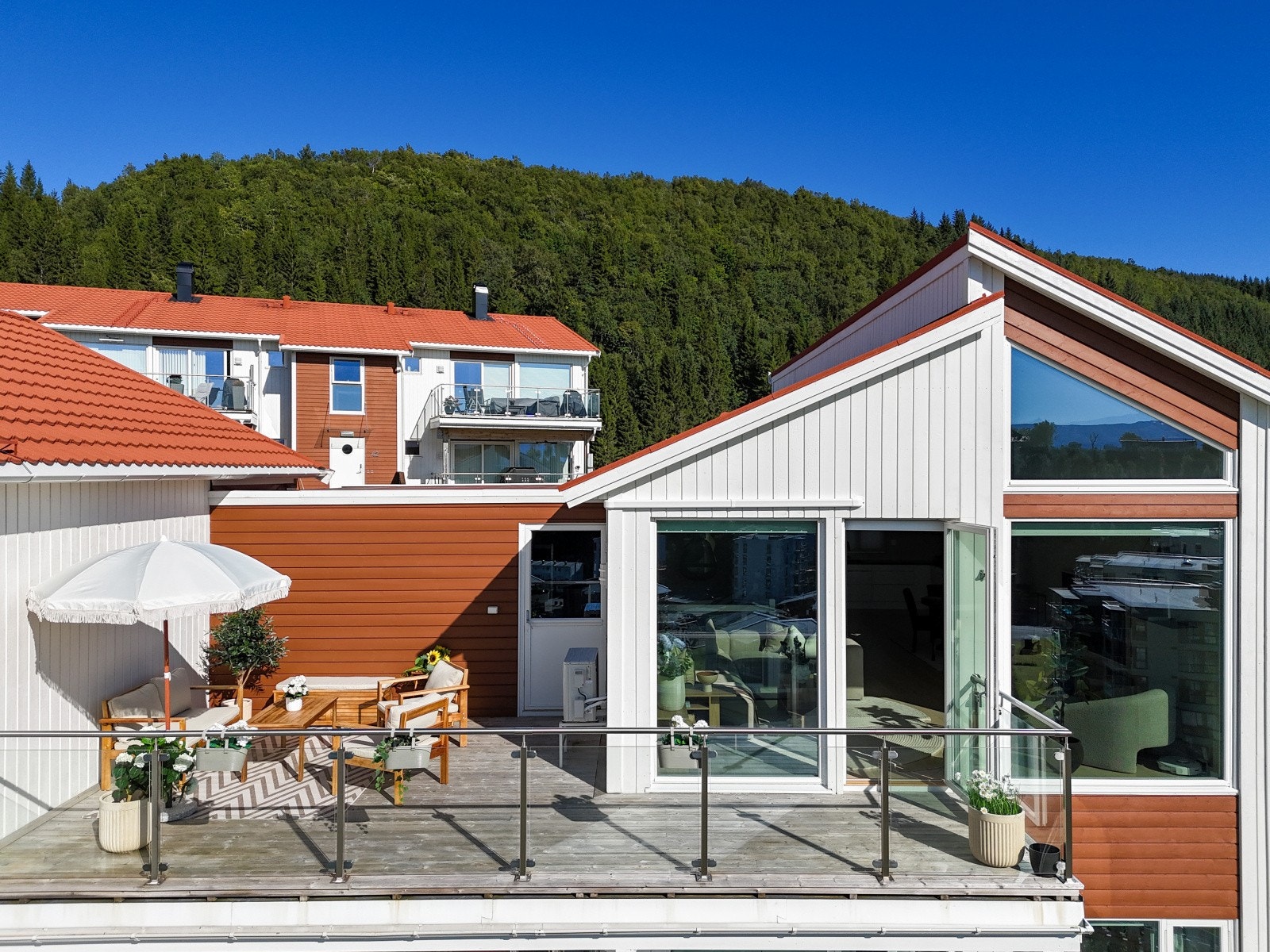 Balkongen er på ca. 23 m² og har adkomst fra både hovedstuen og garasje Galleribilde