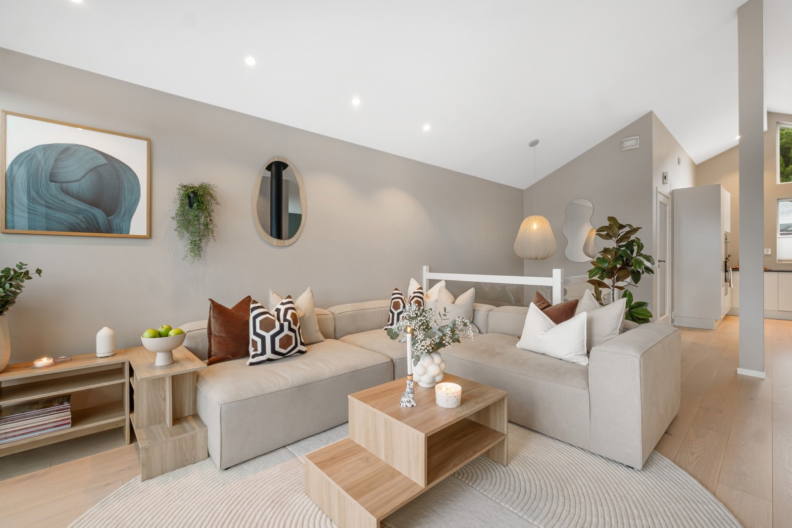 Stuen har en praktisk utforming som gir plass til hjørnesofa med tilhørende møblement som salongbord og lenestol Galleribilde