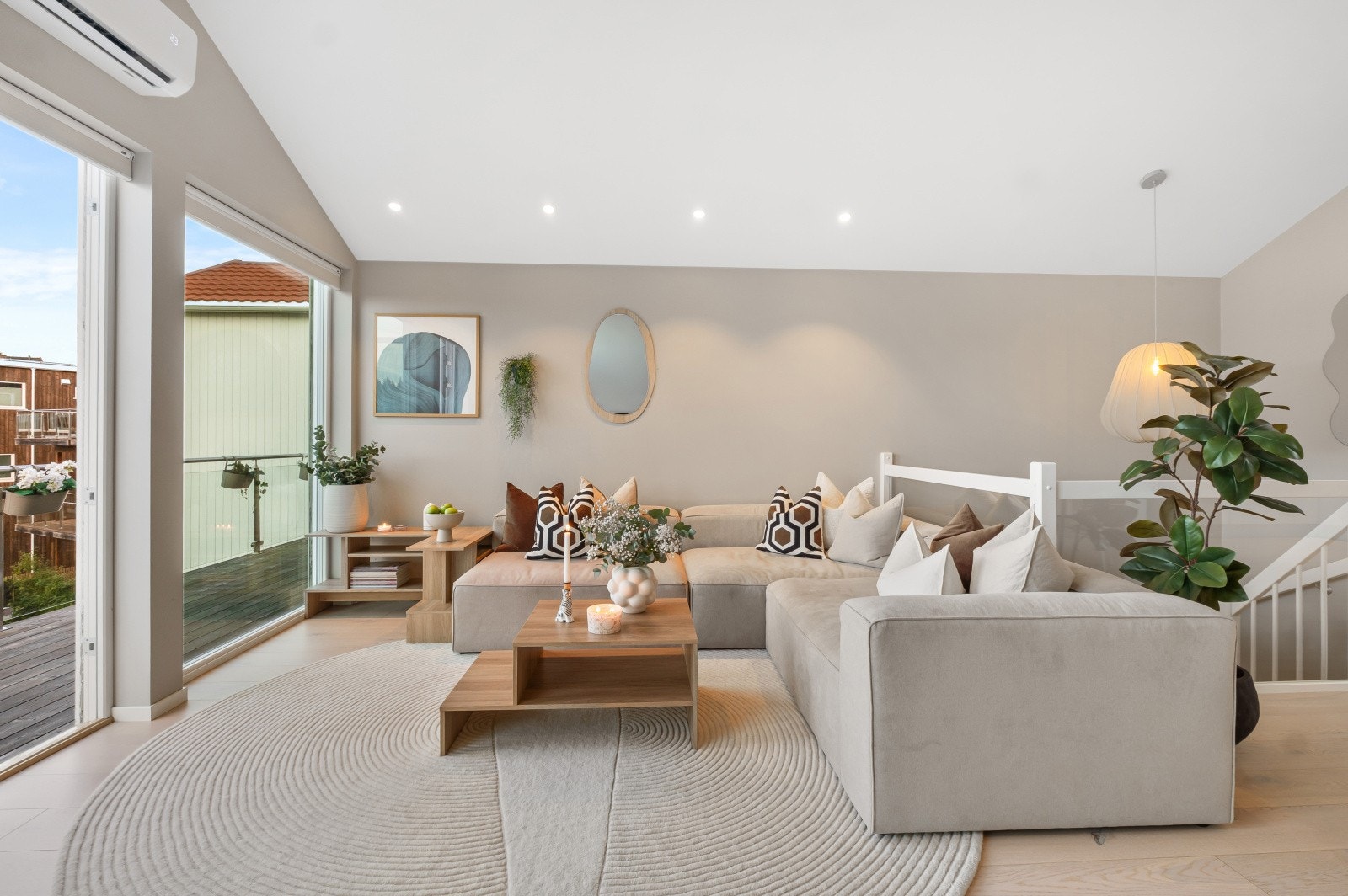 Det er store vindusflater på begge sider som slipper inn rikelig med dagslys Galleribilde