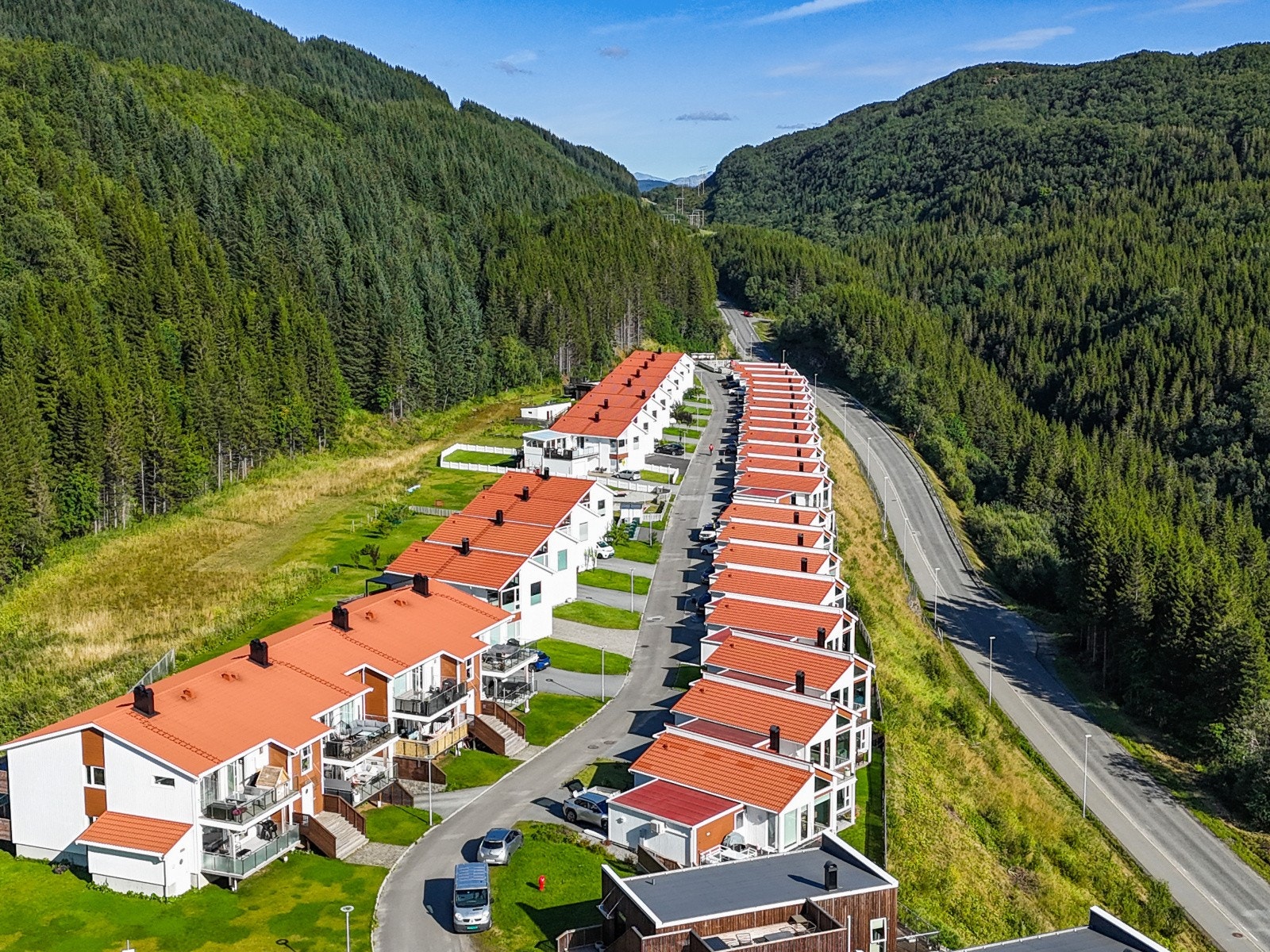 Området er familievennlig med lite trafikkbelasning - Det er etablert en fin felles lekeplass i feltet Galleribilde