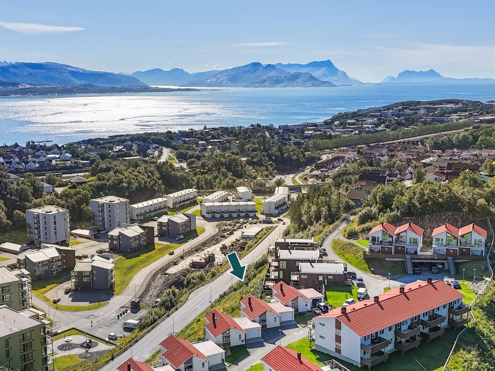 Boligen ligger på pynten, noe som gir deg svært gode solforhold og vakker utsikt over fjord og fjell Galleribilde