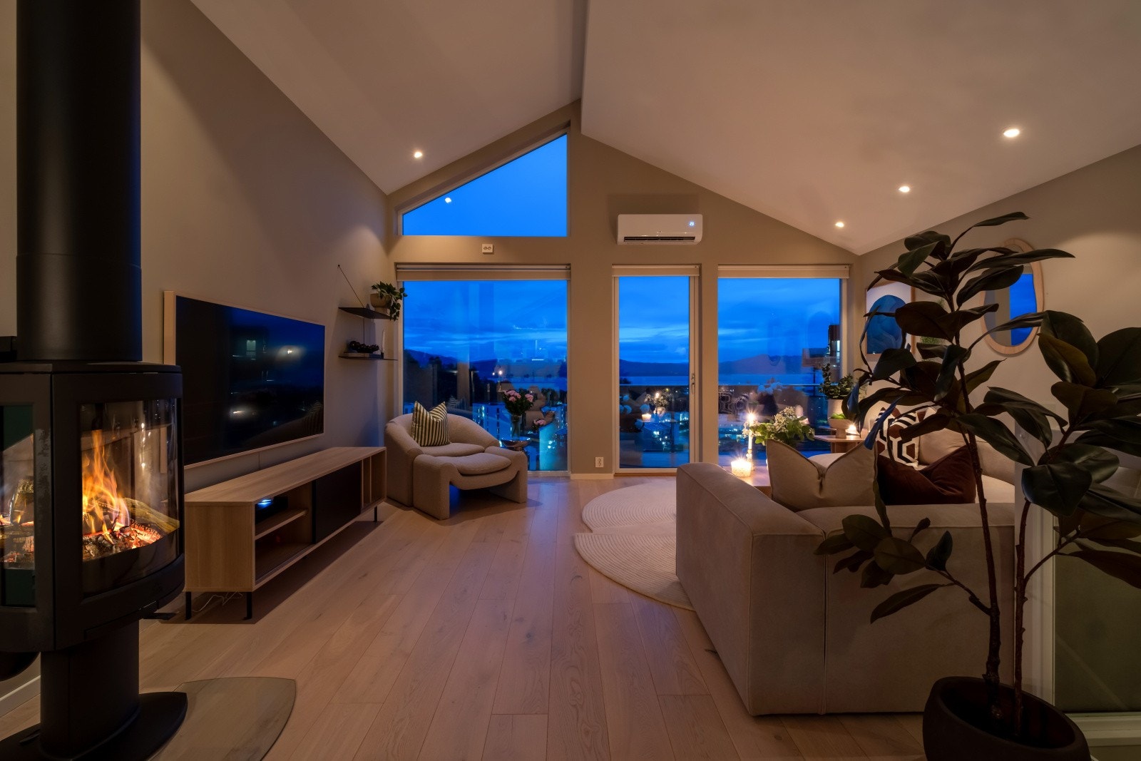 Det er ildsted som gir hygge og ikke minst rask oppvarming på kalde vinterdager - Det er også varmepumpe for mer stabil varme Galleribilde