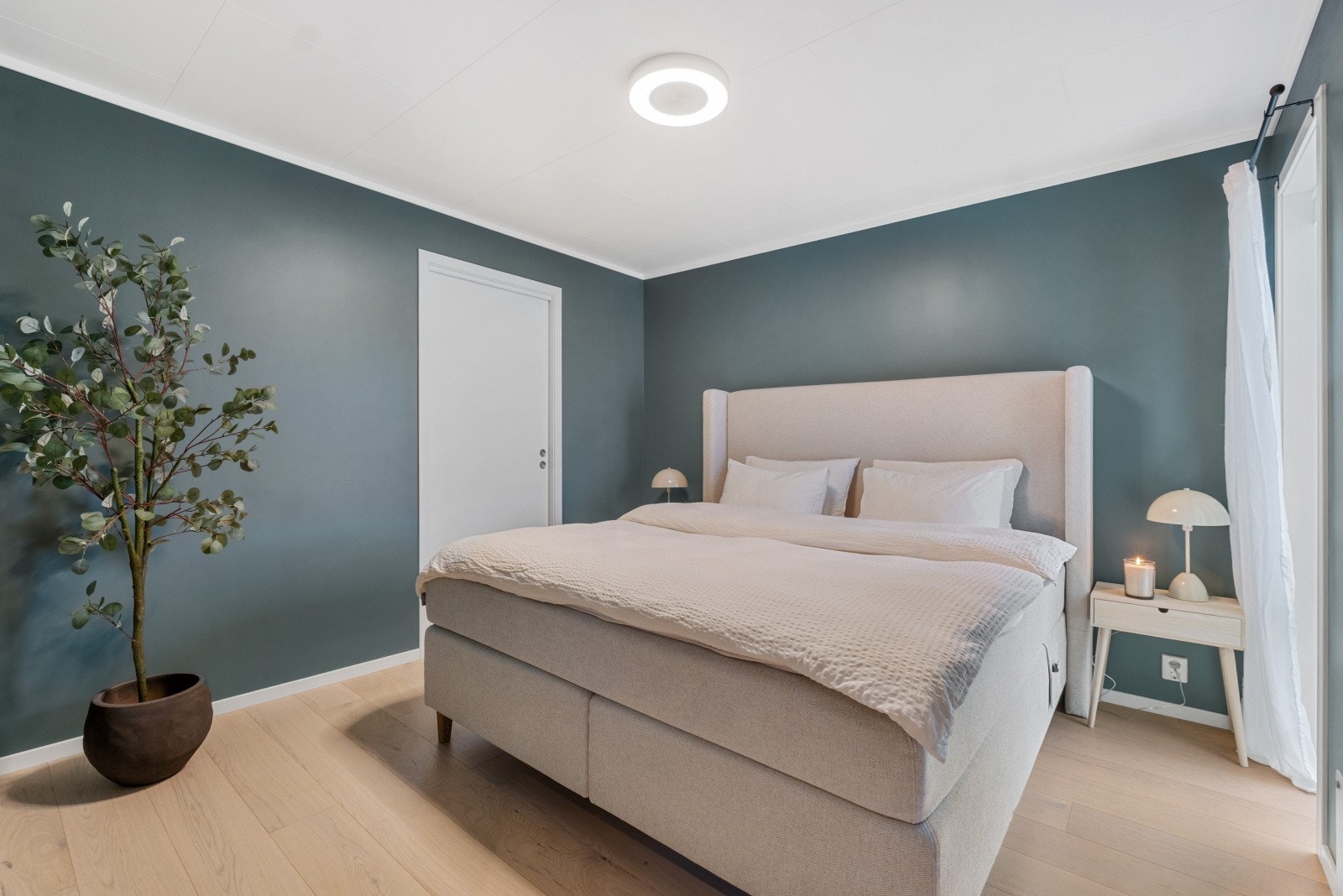 Soverom I - Hovedsoverommet er utført i en lun grønnfarge og det er god plass til dobbeltseng Galleribilde