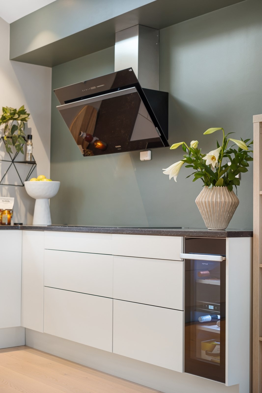 Det er også integrert vinskap som følger med Galleribilde