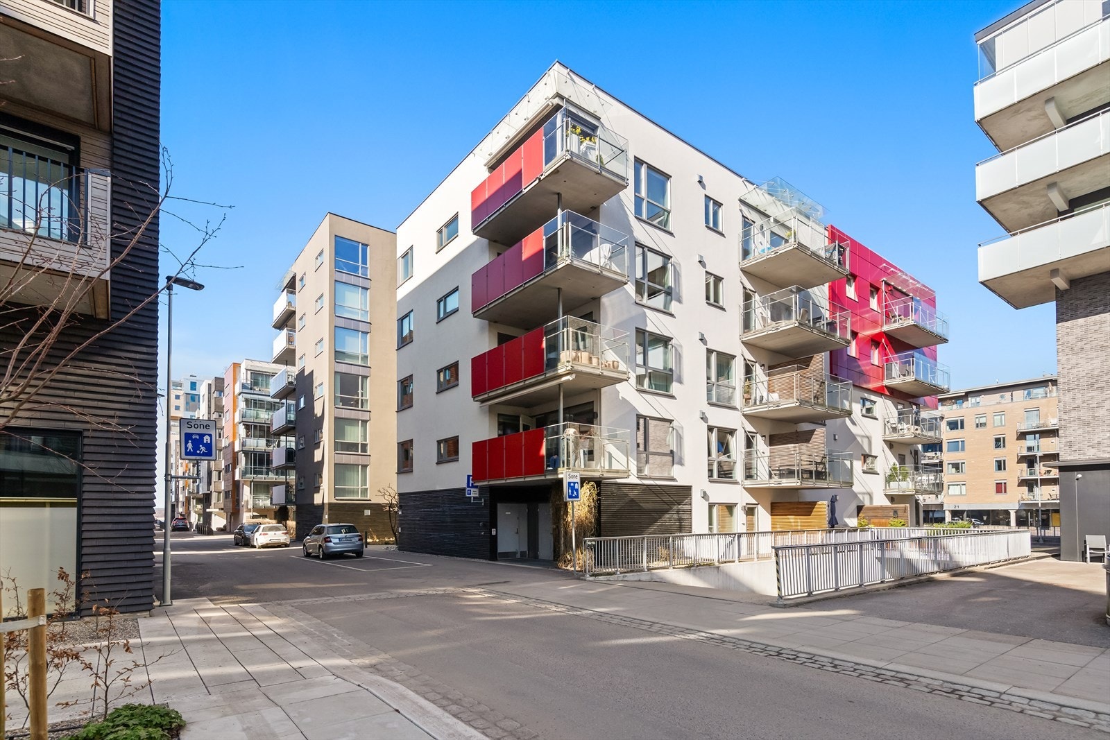 Alt i alt er dette en super og smakfull bolig! Flytt rett inn og bo lettstelt og enkelt uten de store vedlikeholdsutgiftene i nær fremtid. Galleribilde