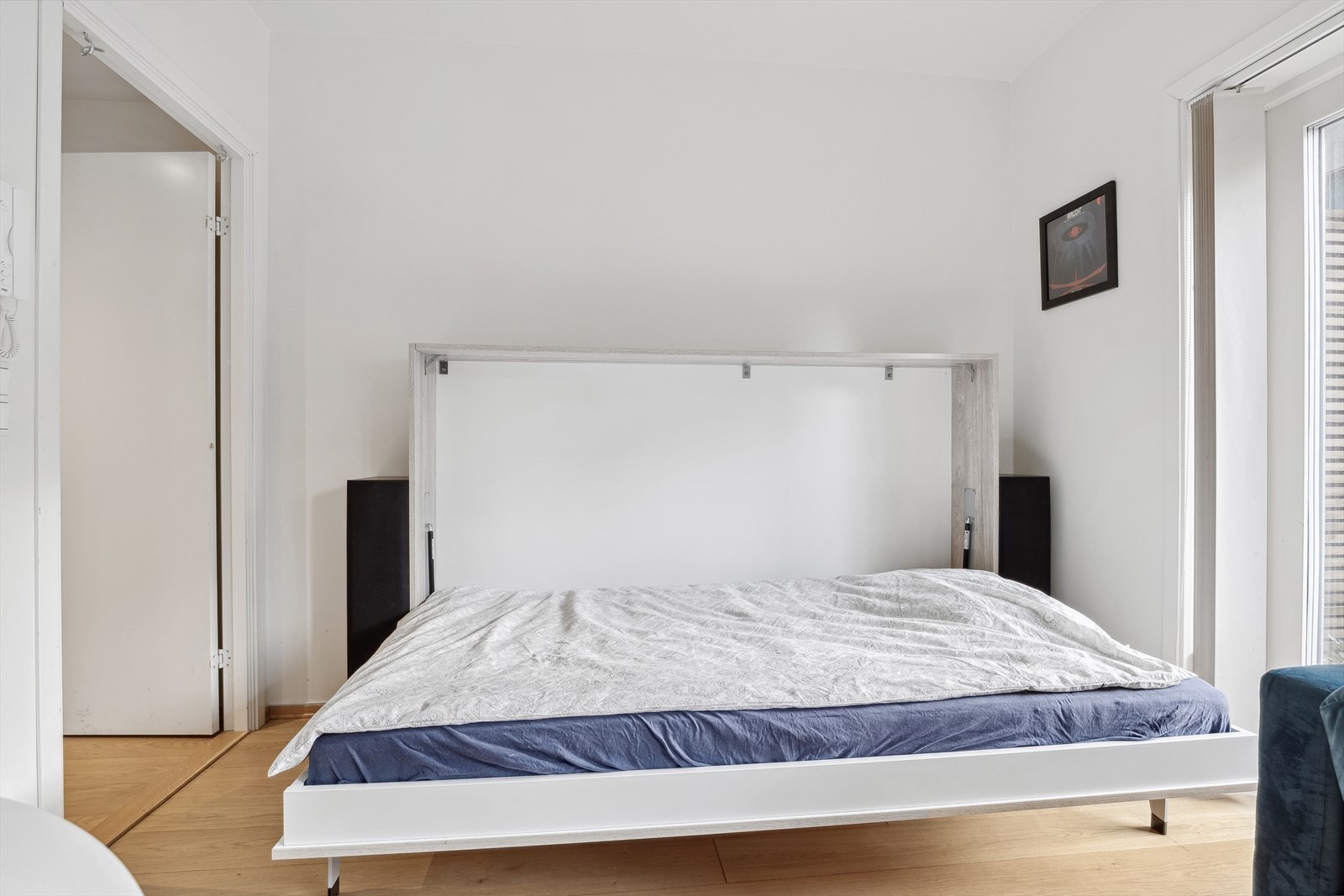 I en stor, praktisk innredning er det nedfellbar dobbeltseng, og rommet har for øvrig plass til sofagruppe med tilhørende TV-møblement. Galleribilde