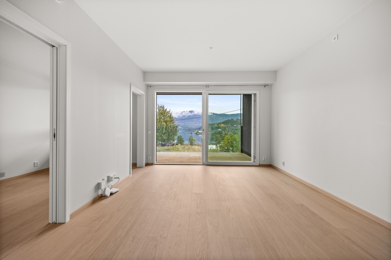 Skyvedøren gjør at balkongen oppleves som en forlengelse av stuen Galleribilde