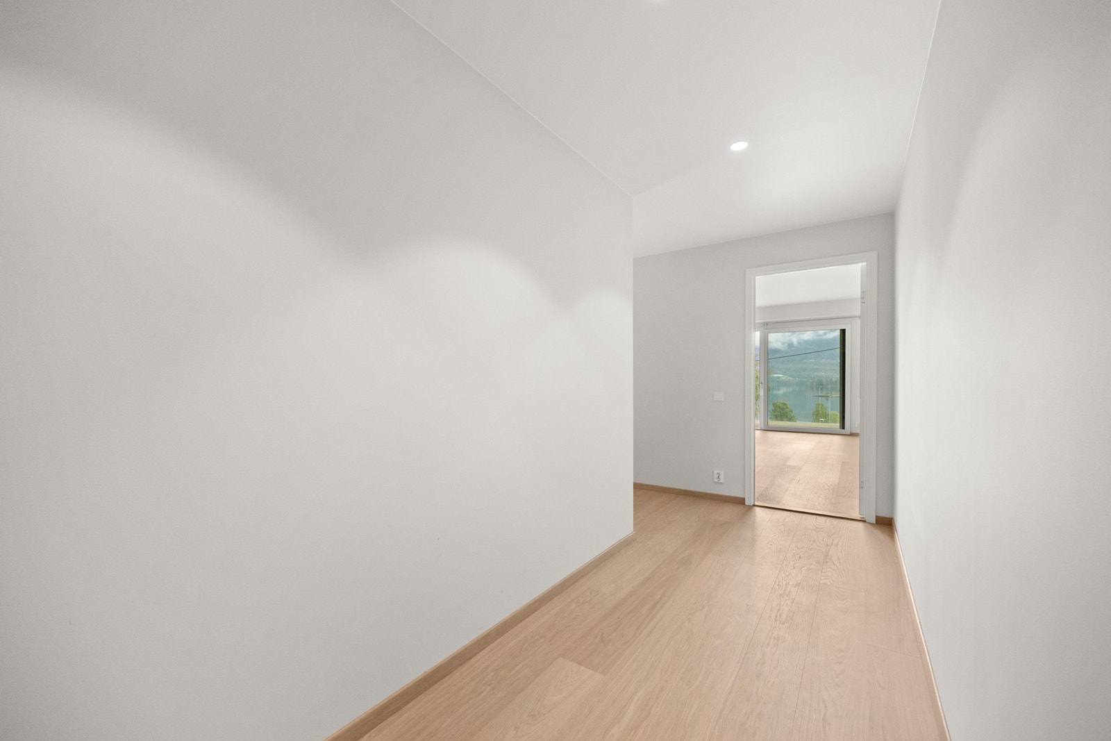 Innbydende og romslig gang med plass til oppbevaringsløsninger Galleribilde