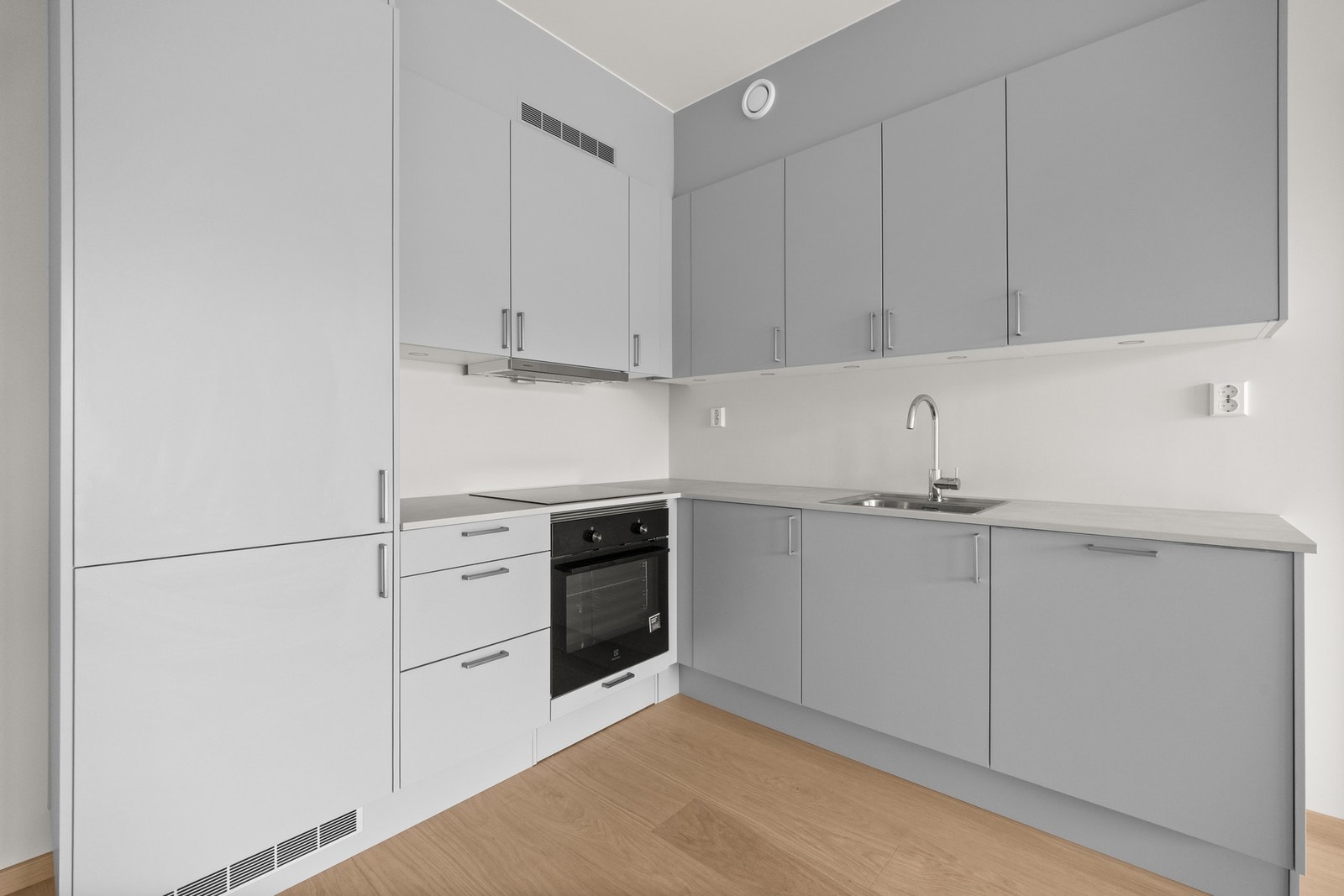 Det er integrert koketopp, stekeovn, oppvaskmaskin og kjøleskap m/frysedel Galleribilde