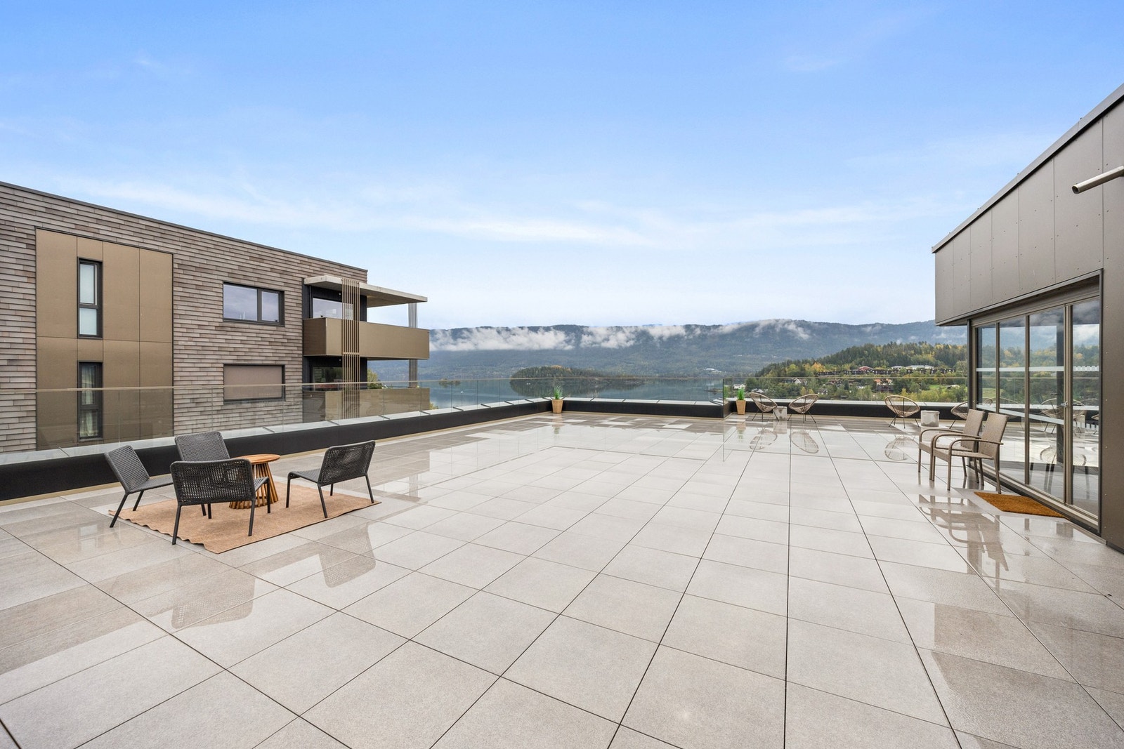 På taket av bygget er det en felles terrasse med nydelig utsikt Galleribilde