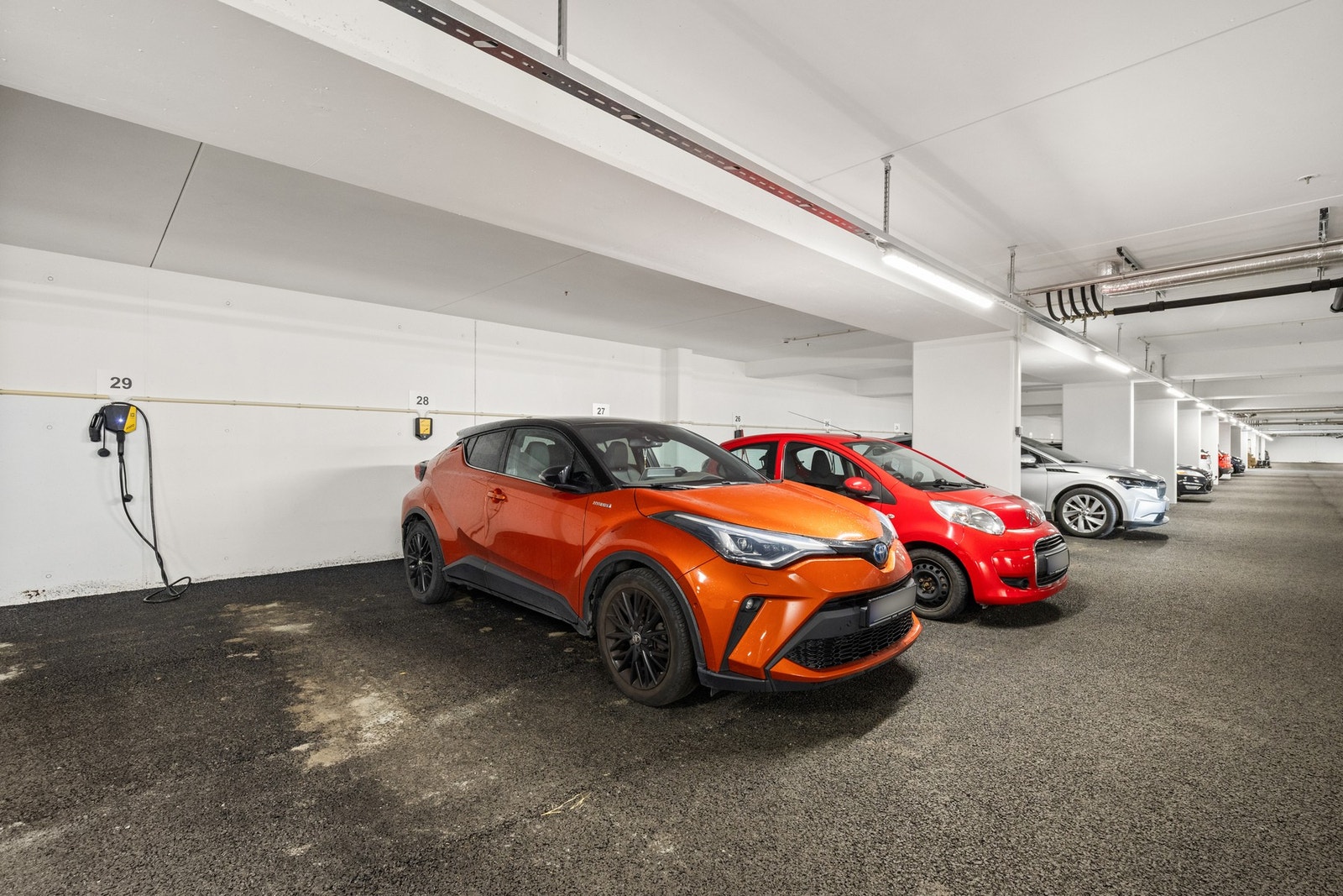 Det medfølger egen garasjeplass i felles oppvarmet garasjekjeller med elbil lader Galleribilde