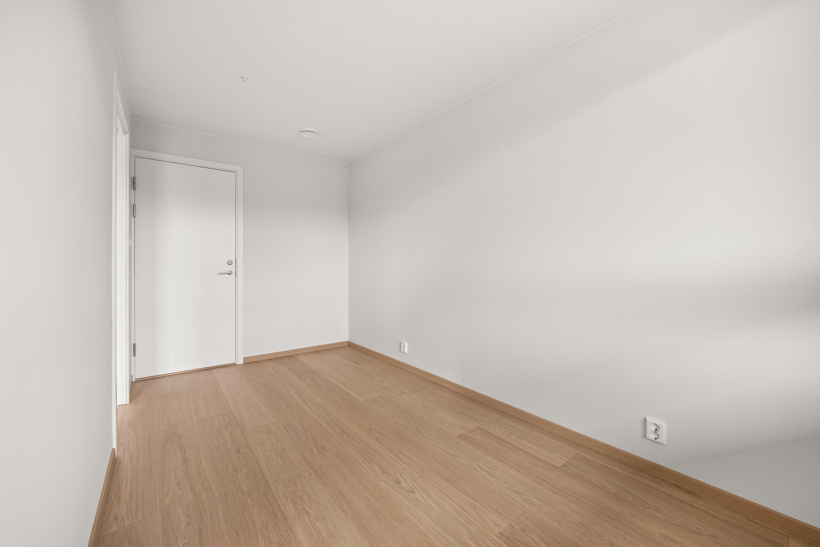 Her er det god plass til dobbeltseng med nattbord på begge sider Galleribilde