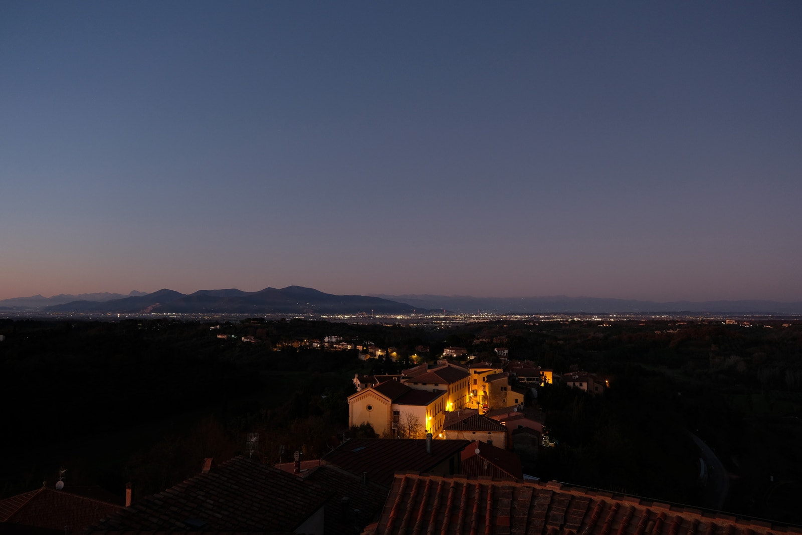 Lari er en av de vakreste borgene i Toscana. Boligen vår ligger midt inne i borgen. Galleribilde
