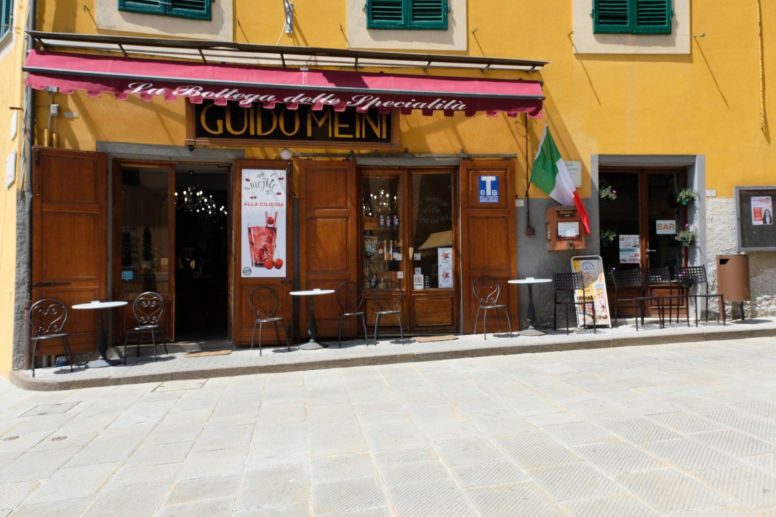 Vi har flere kafeer her. Dette er den eldste. Galleribilde