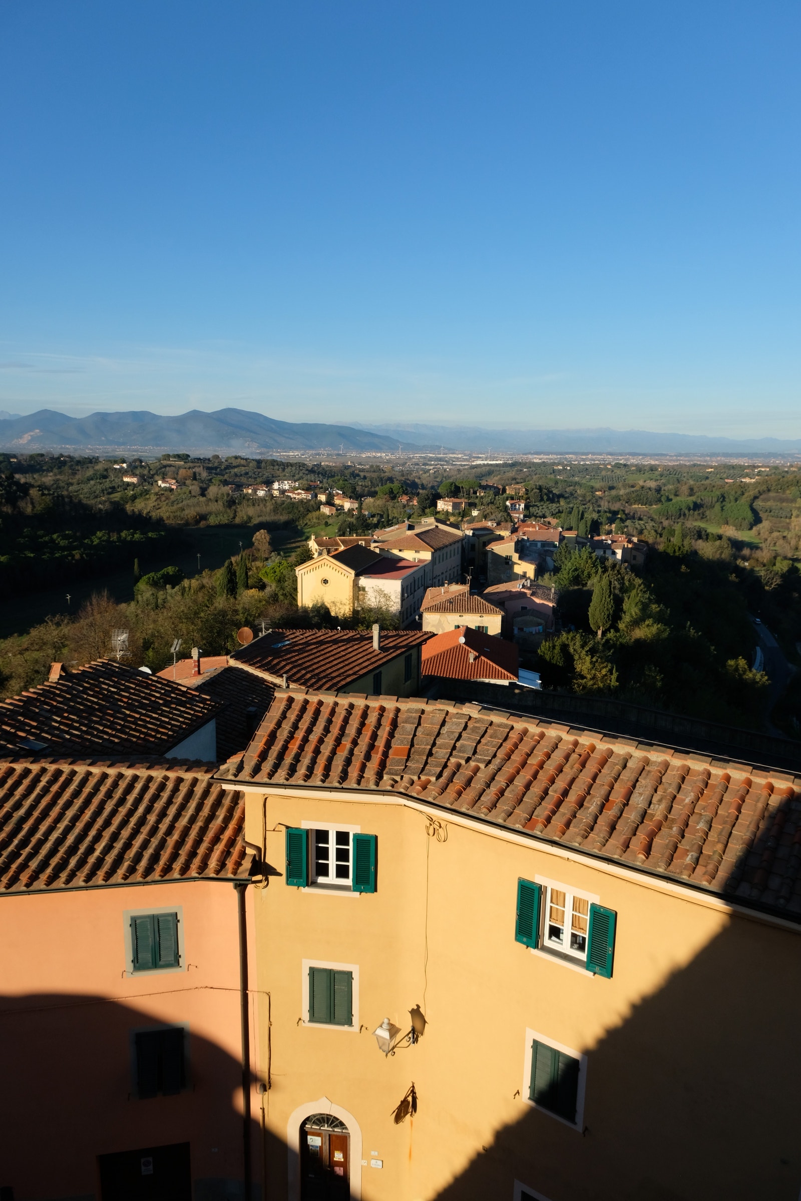 Utsikten fra Borgen er fantastisk. I Lari finner en roen og den gode energien. Galleribilde