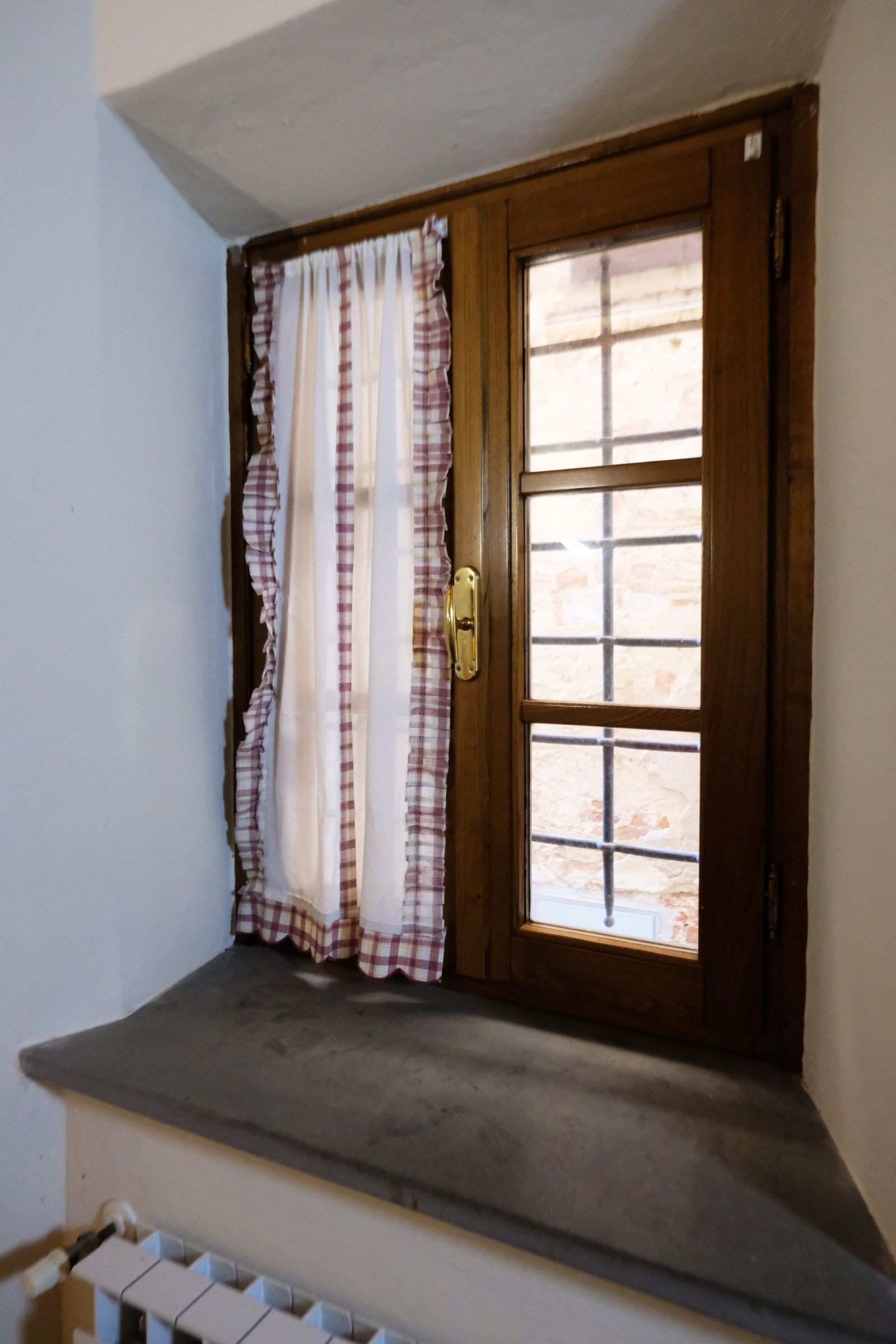 Vinduer i kastanjetre, og nye. Galleribilde