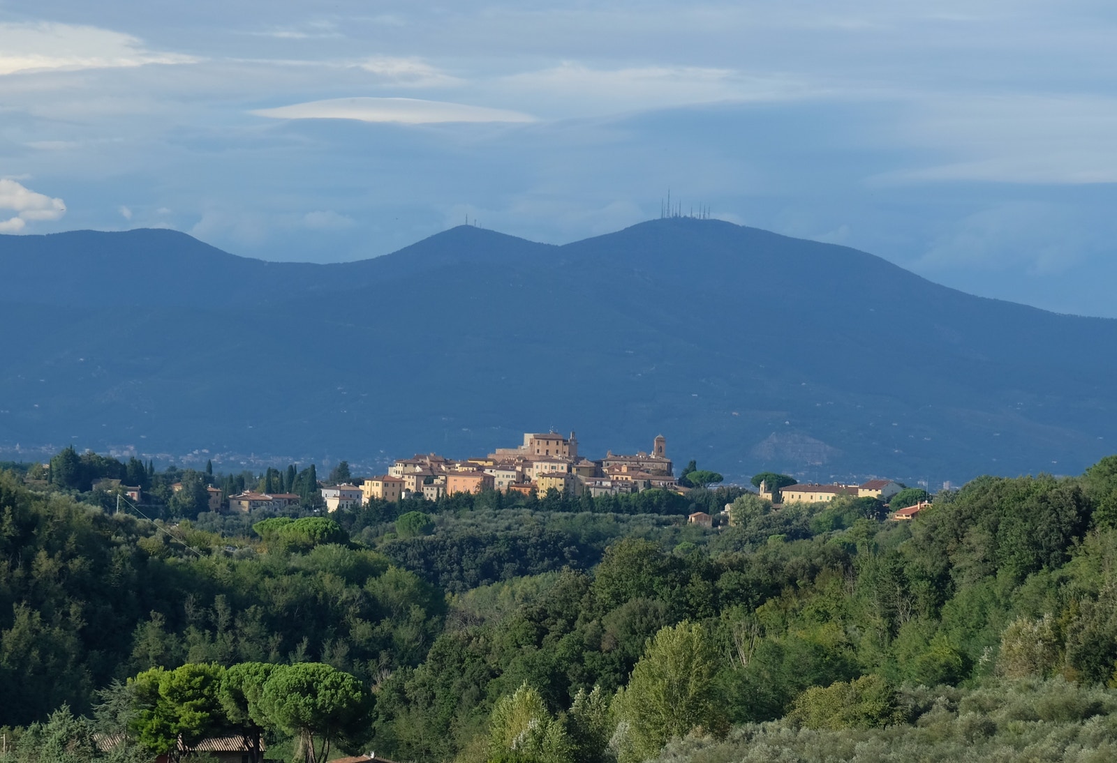 Appenine over Lucca i bakgrunnen, utsikt fra borgen Lari.. Galleribilde