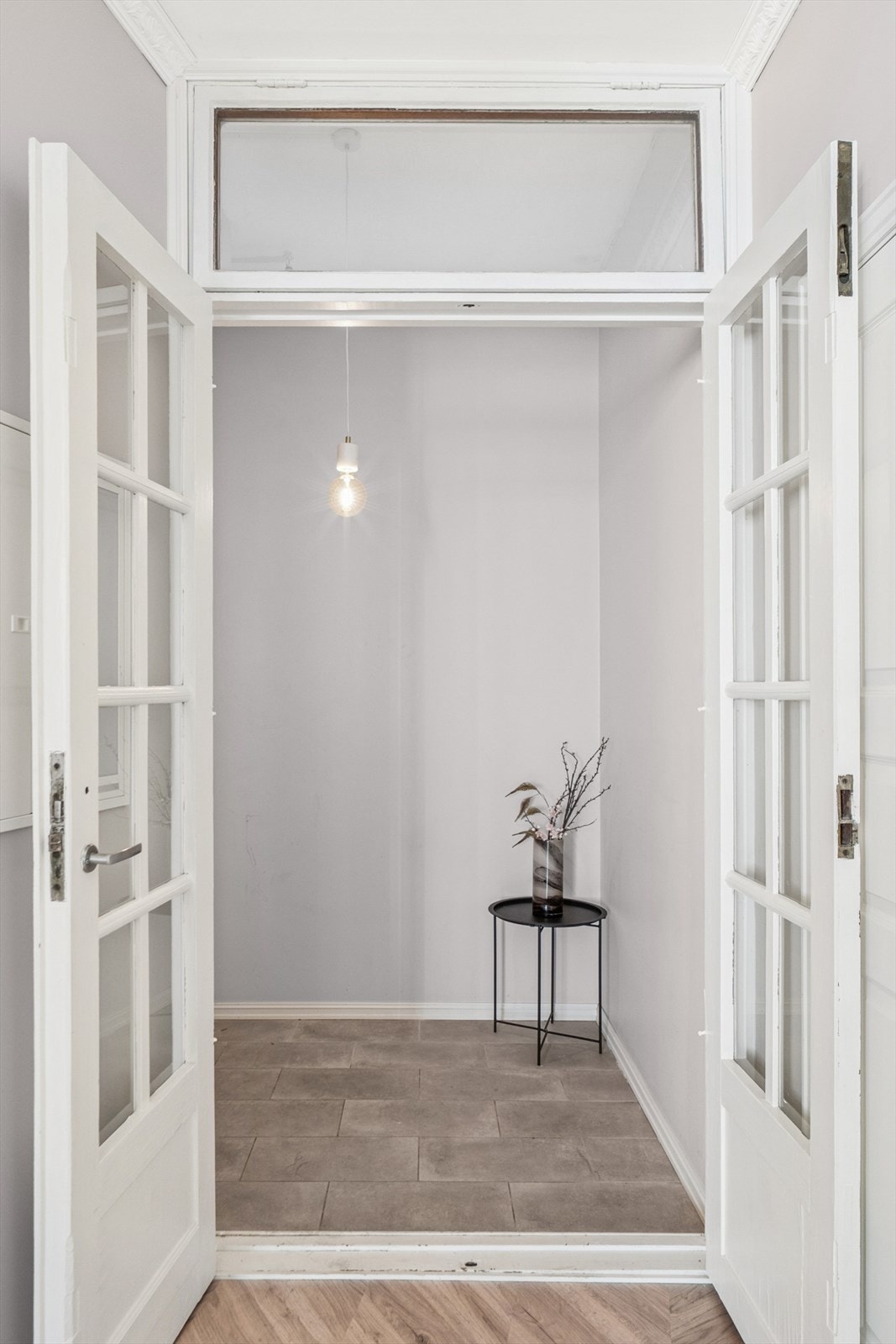 Entrè med flis på gulv og varmekabler Galleribilde