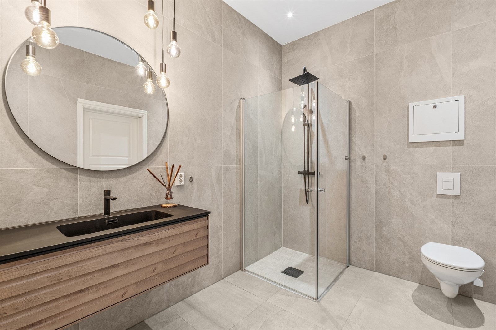 Lekkert flislagt bad fra 2022 Galleribilde