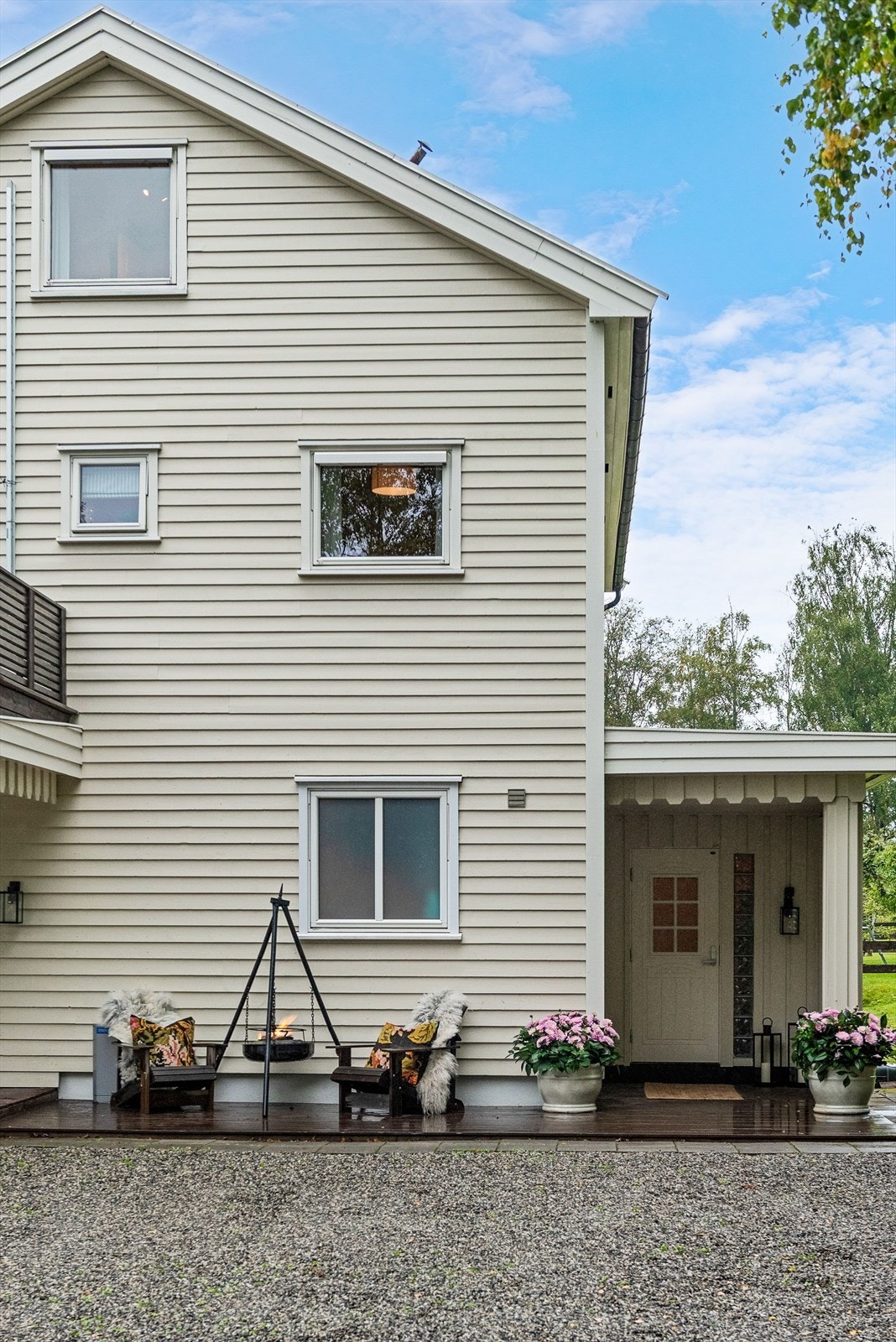 Overbygd inngangsparti og en koselig uteplass. Galleribilde