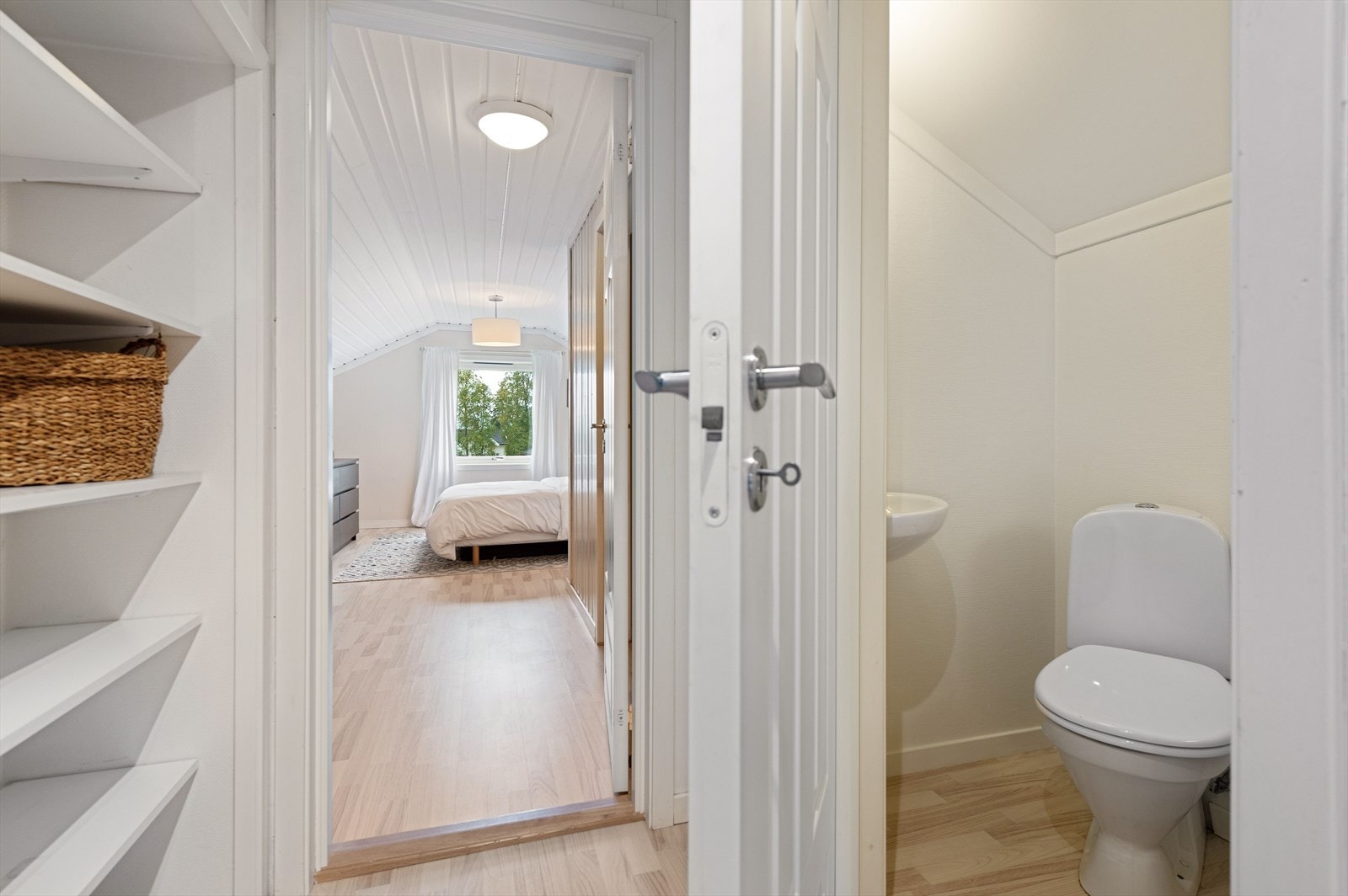 Separat toalettrom med servant. Galleribilde