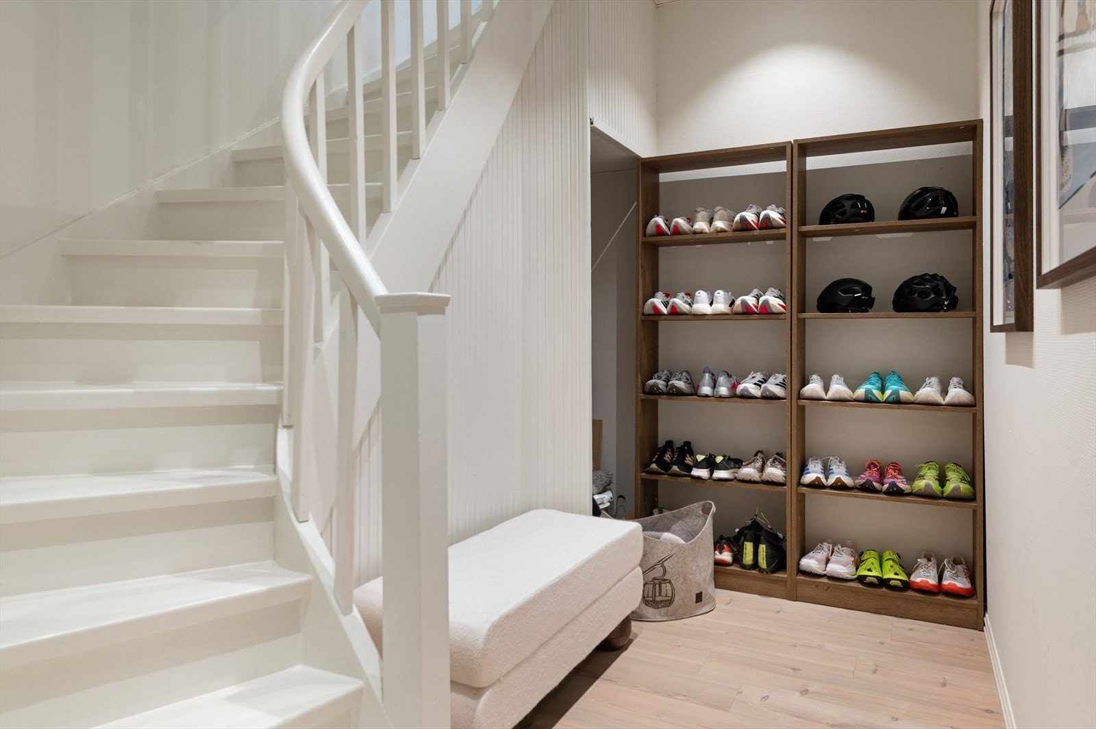 Trappeoppgang med gode oppbevaringsmuligheter. Velkommen opp! Galleribilde