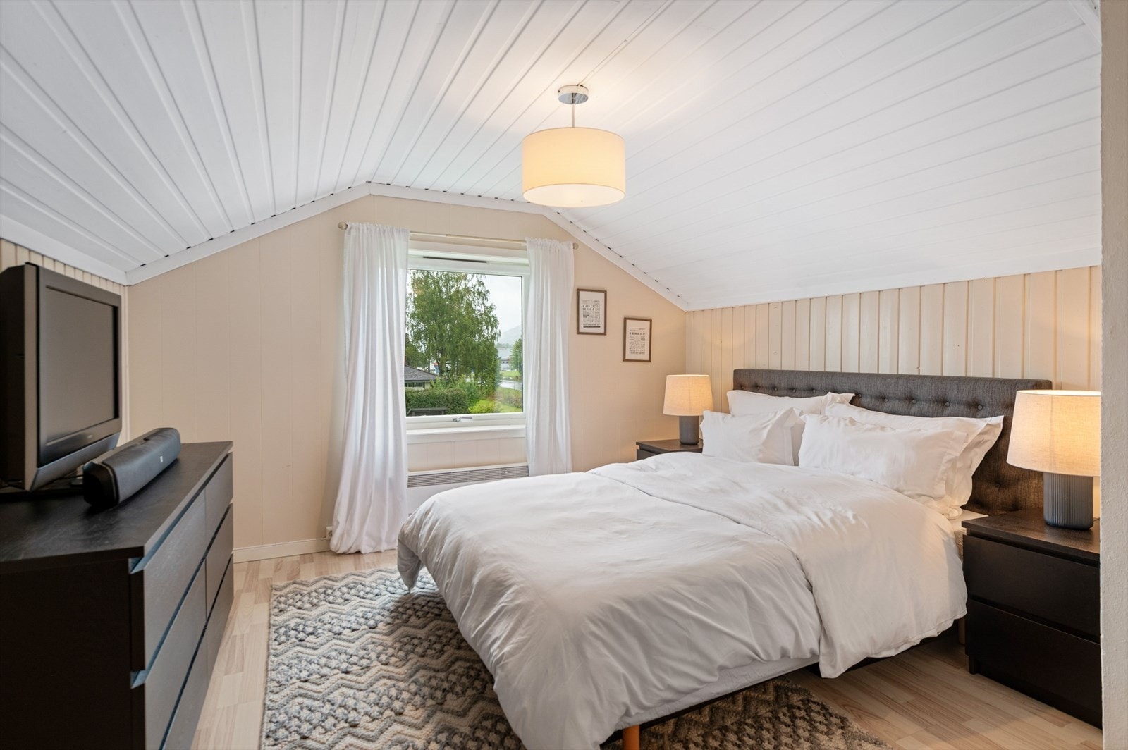 Soverom 3 har god plass til dobbeltseng og oppbevaringsmøbler. Galleribilde