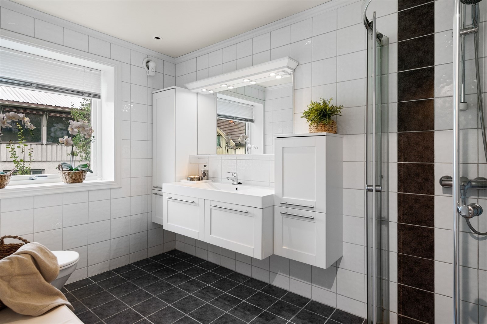 Lyst og romslig bad med flislagte gulv og vegger. Galleribilde