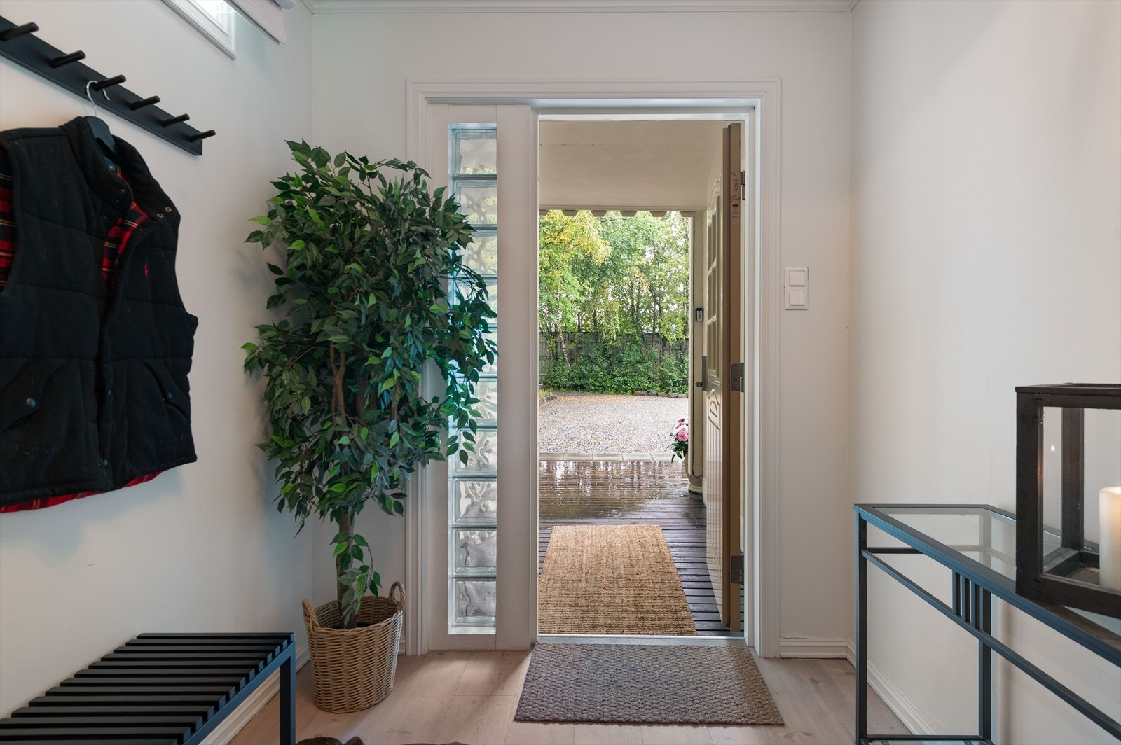 Romslig entré med god plass til sko og yttertøy. Galleribilde