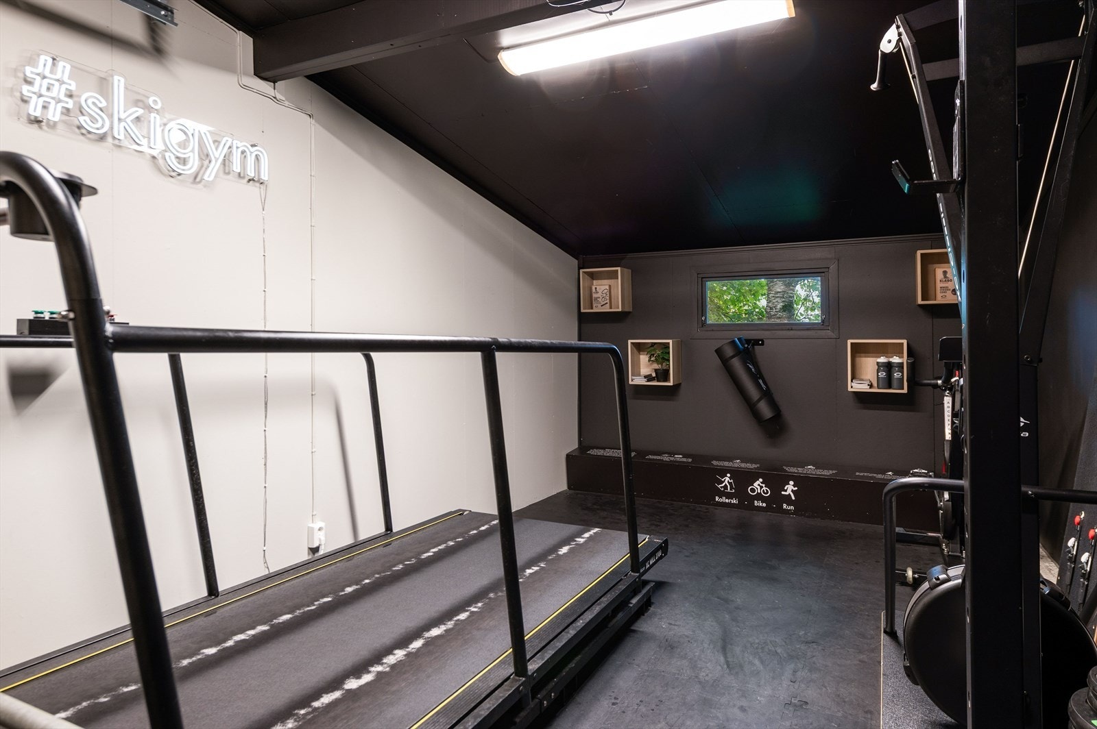 Trimrom i garasje. Den kan enkelt gjøres om til en garasje, da porten er intakt. Galleribilde