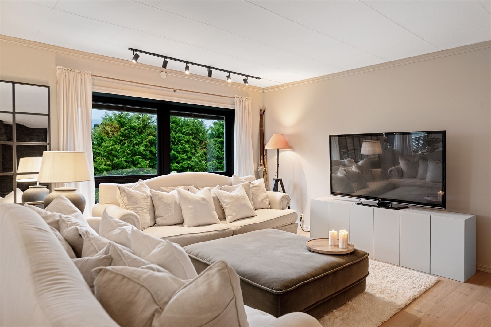 Stilfull stue med lune detaljer og behagelig atmosfære. Galleribilde