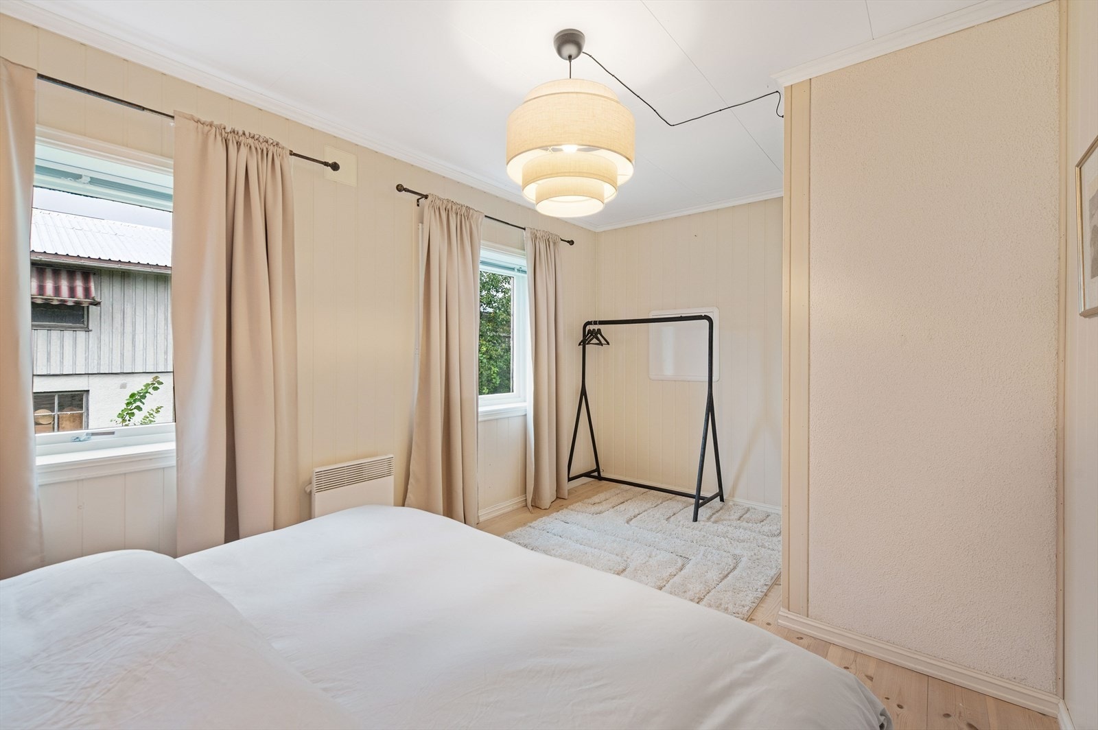 Store vinduer som gir godt med dagslys. God plass til oppbevaring og klesskap. Galleribilde