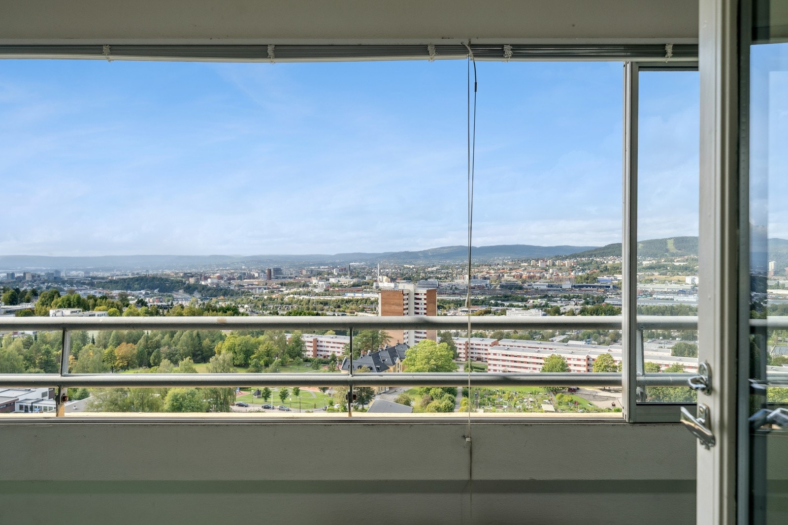 Utsikt fra innglasset balkong. Galleribilde