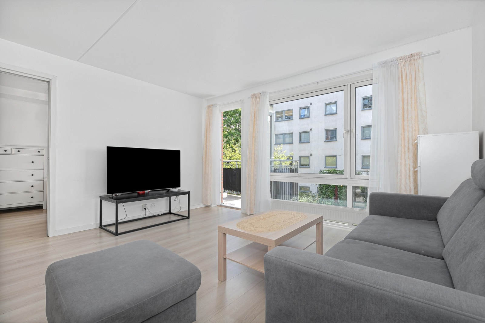 Stue med utgang til solrik balkong Galleribilde