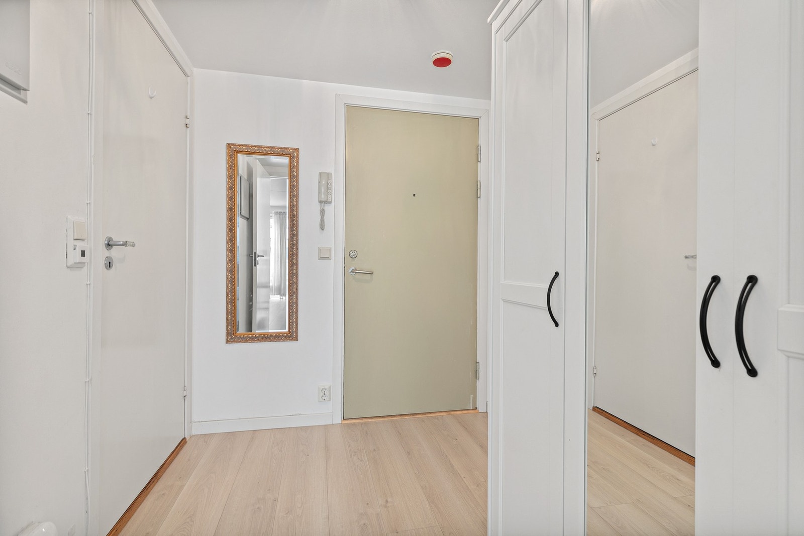 Velkommen inn, gang med god plass til garderobeskap Galleribilde