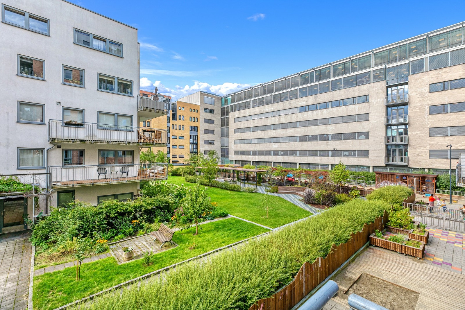 Utsikt mot koselig bakgård Galleribilde