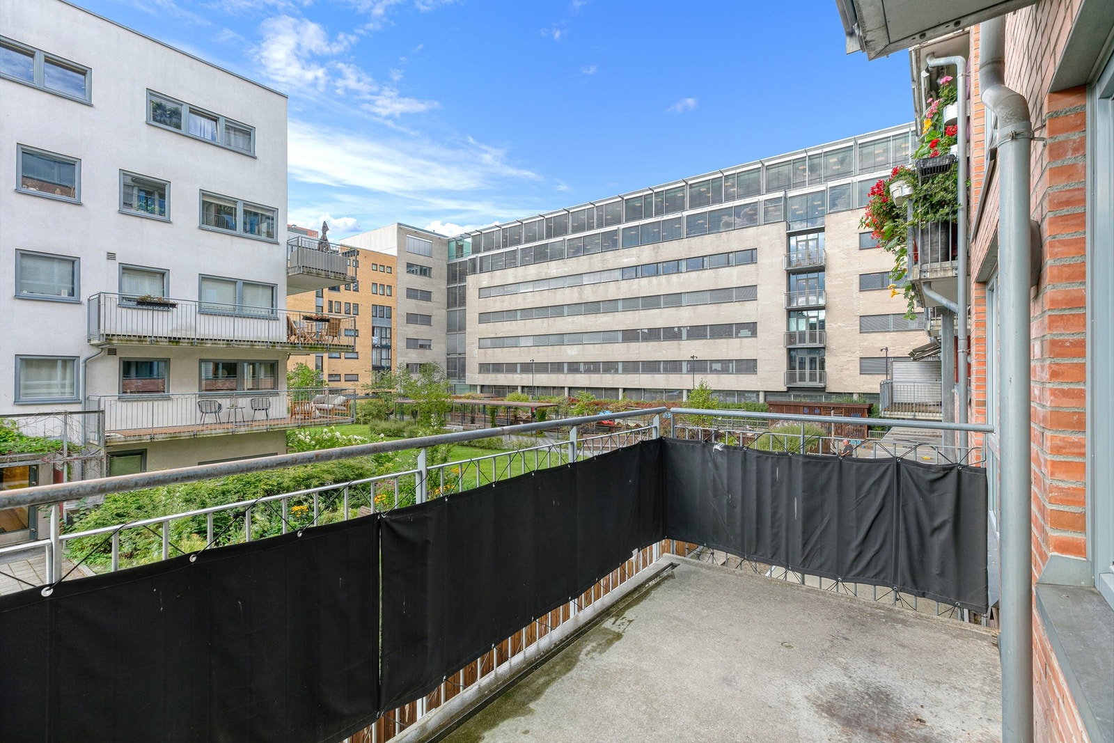 Balkong ut mot rolig bakgård Galleribilde