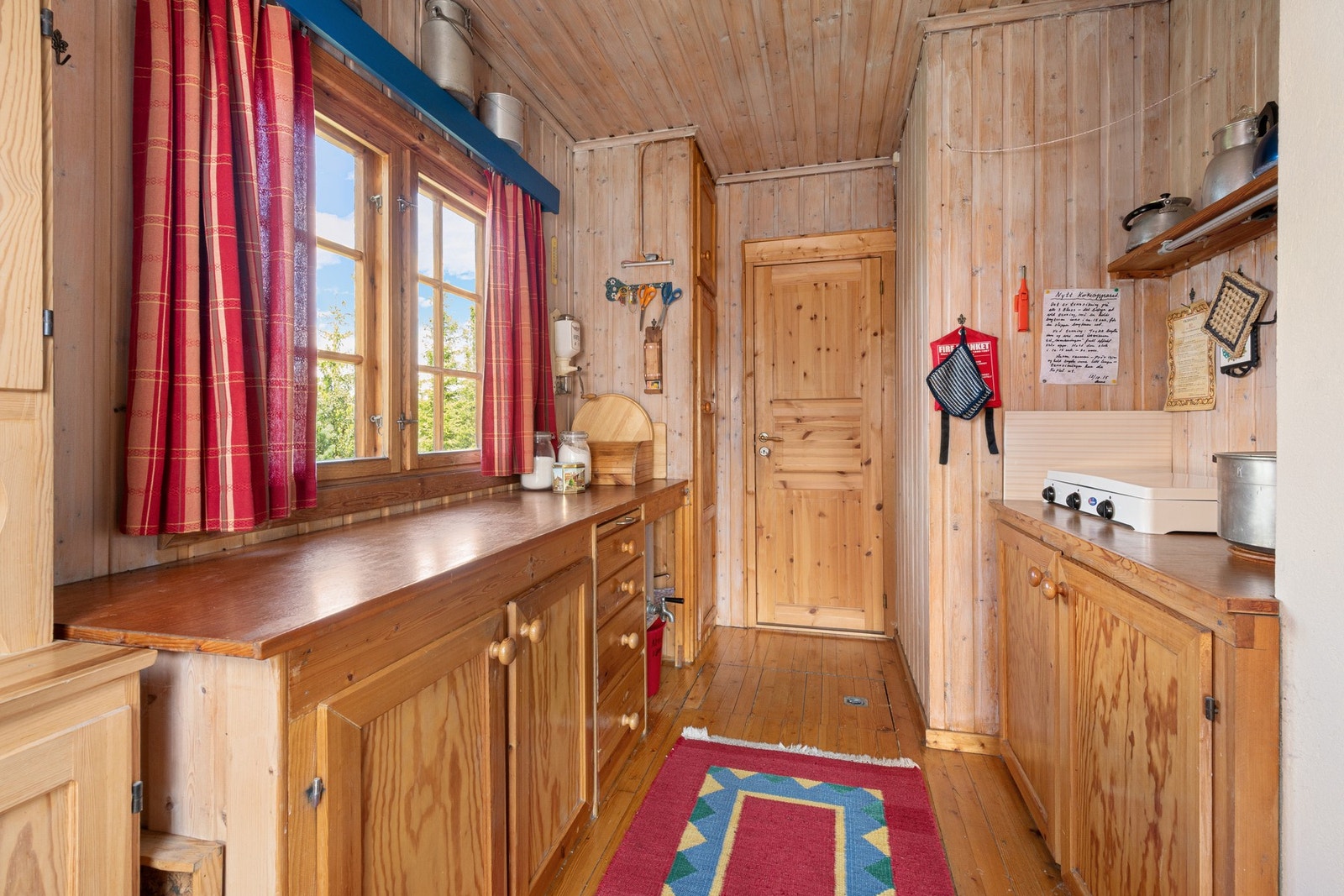 Velkommen inn! Hytta har en fin kjøkken løsning med god plass til matlaging og oppbevaring. Galleribilde