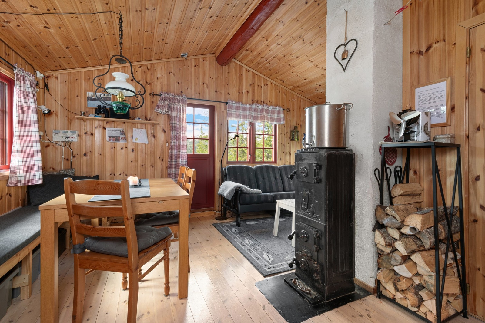 Åpen spisestue/ stue. Galleribilde