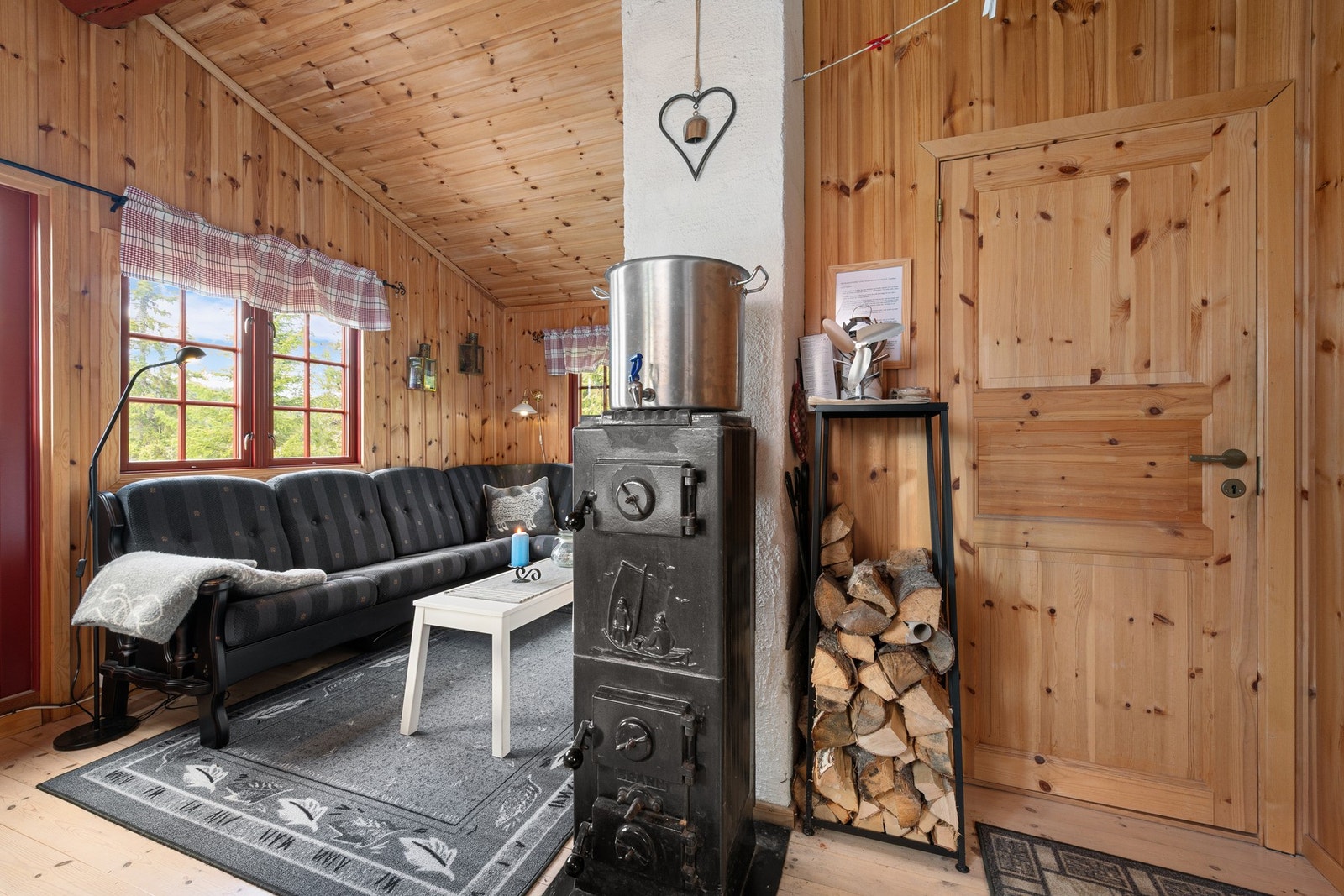 Vedovn som holder annekset varm på de kalde dagene. Galleribilde