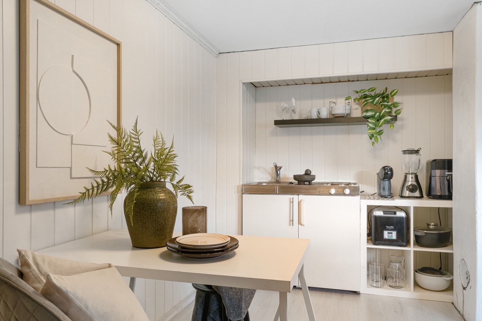 Her har vi stylet med et hybelkjøkken for å illustrere mulighetene - kjøkken er ikke tilkoblet vann/avløp, men medfølger handelen om dere ønsker det. Galleribilde