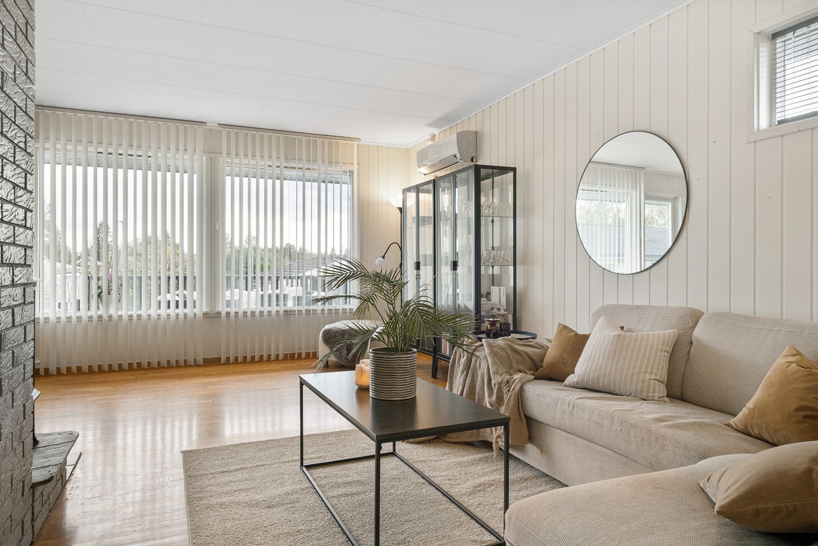 Stuen har store vinduer som slipper inn naturlig lys - plisse lameller for solskjerming Galleribilde