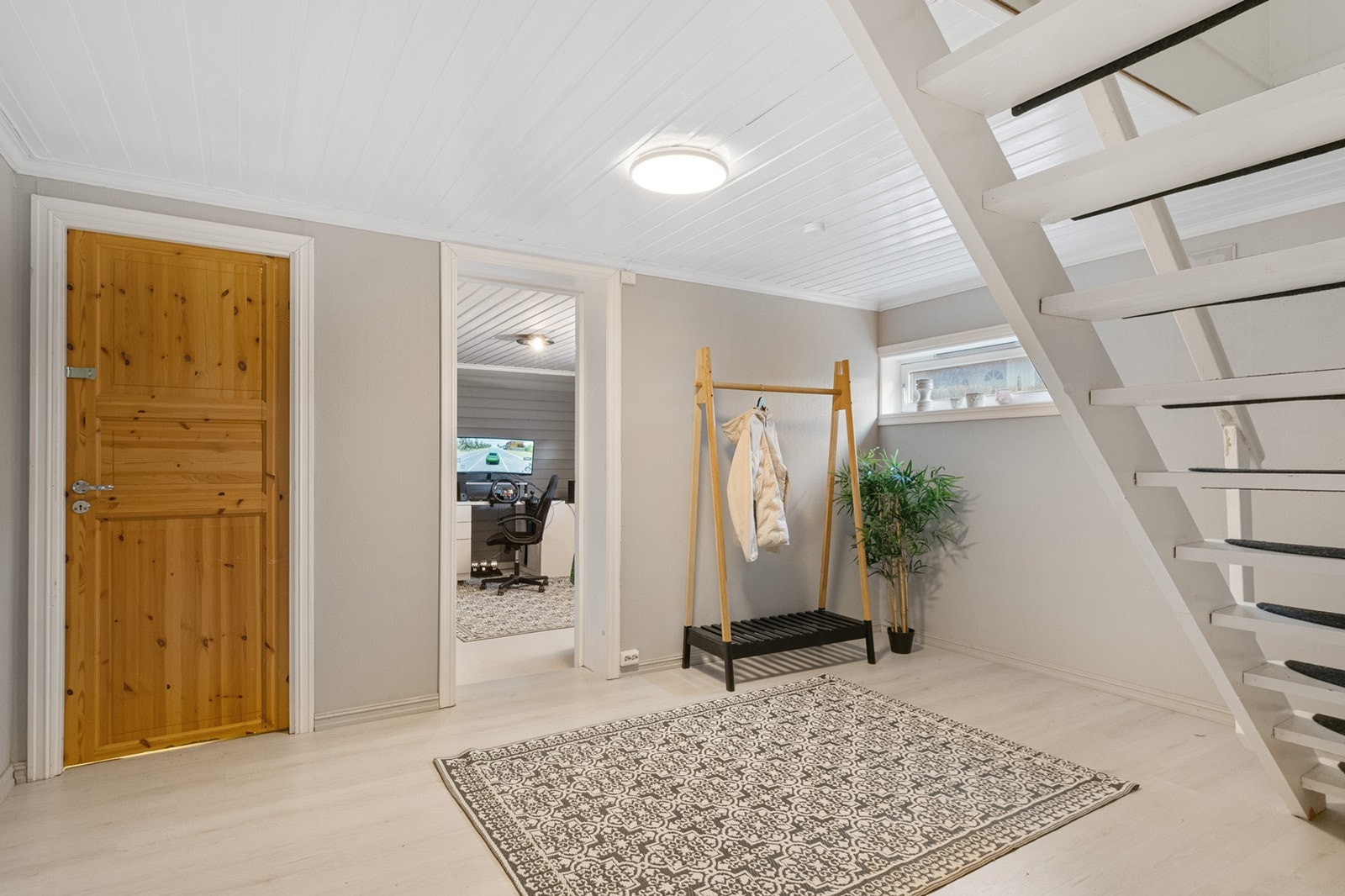 Trappehall i kjeller med adkomst til vaskerom, hobbyrom, baderom og kjellerstuen Galleribilde