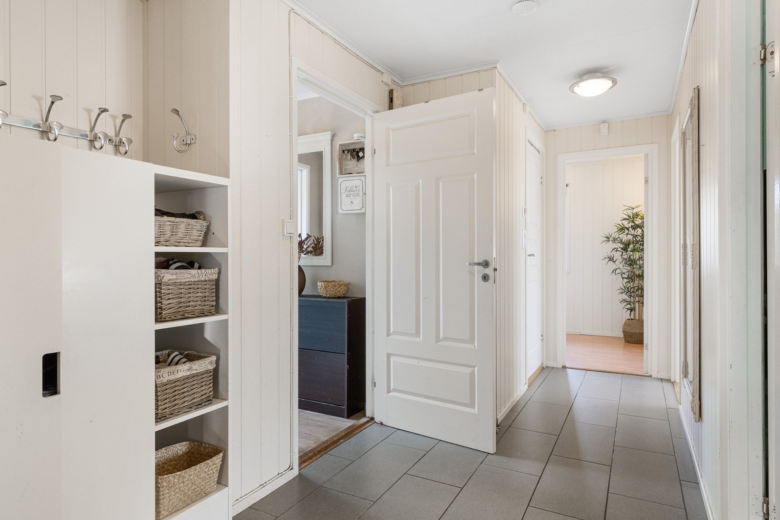 Lys og fin gang med gode lagringsmuligheter Galleribilde