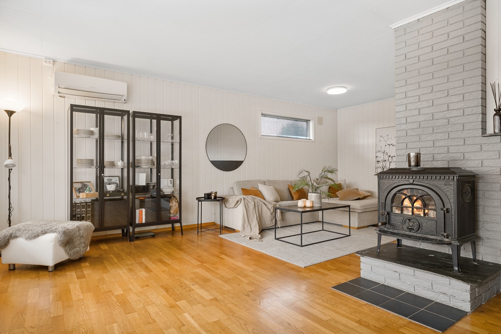 I stuen får du både varmepumpe og vedovn for best mulig komfort og varme Galleribilde