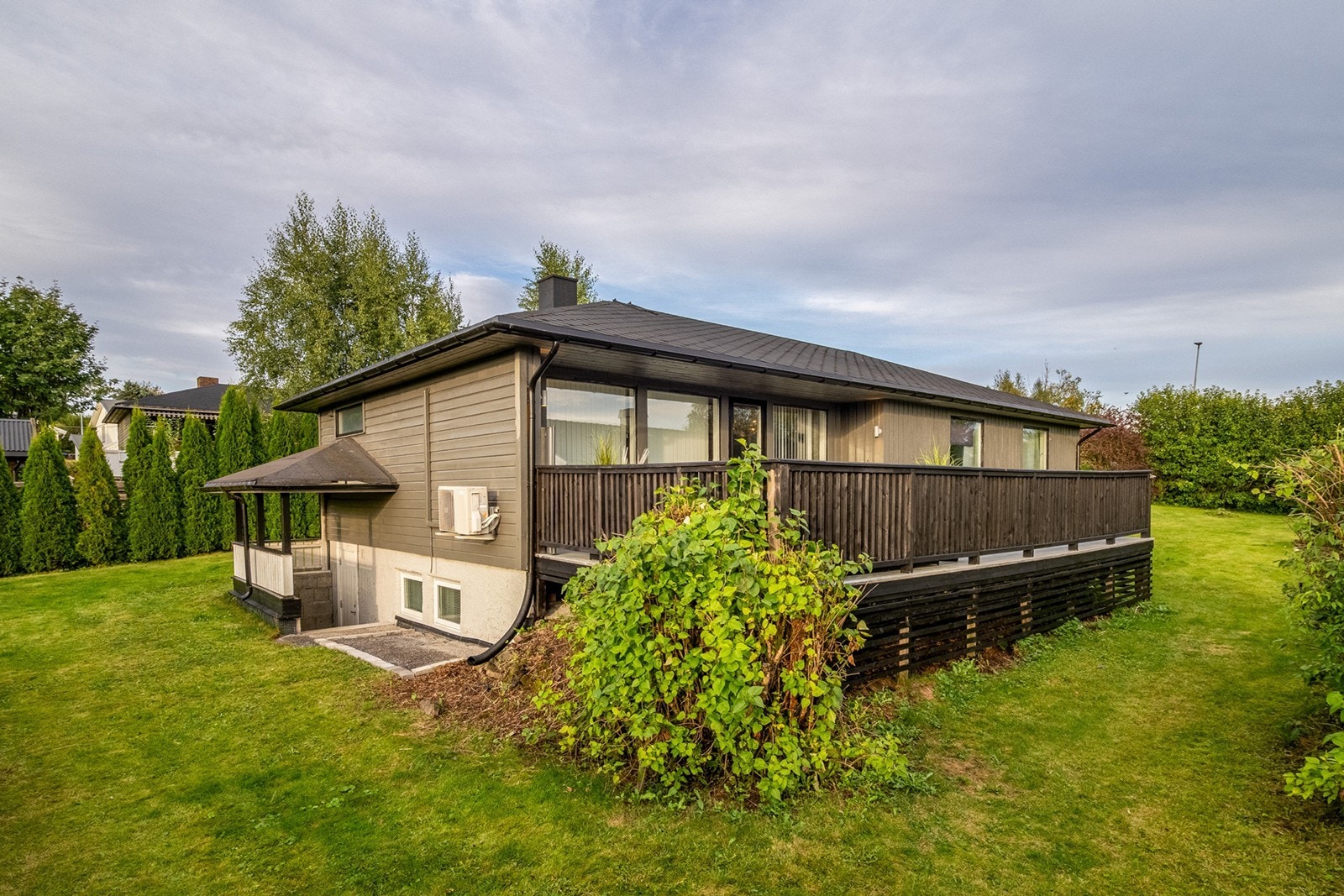 Romslig hage som er tilnærmet flat - perfekt for lek og morro Galleribilde